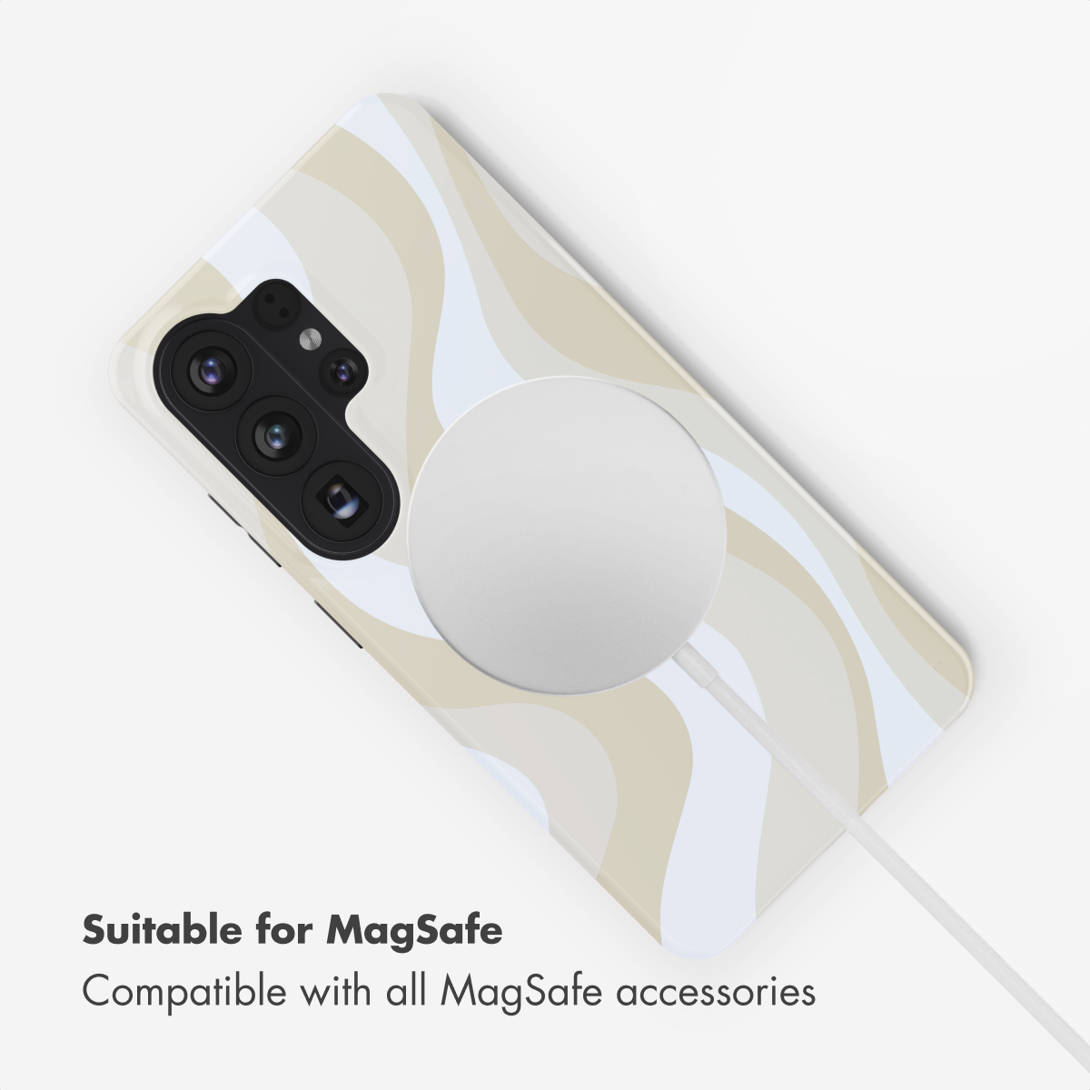 Handyhülle mit Wellenmuster, auf der ein weißer MagSafe-Ladeping platziert ist.