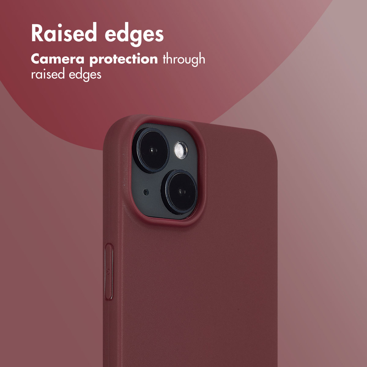 Una funda de teléfono burdeos con bordes elevados para proteger la cámara sobre fondo degradado.