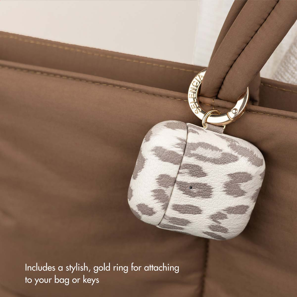 Una funda para AirPods con estampado de leopardo beige y marrón cuelga de una correa.