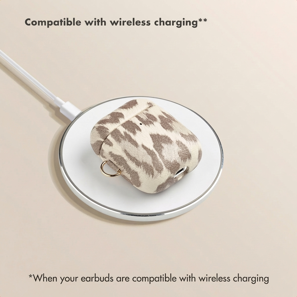 Cargador inálámbrico con una funda para AirPods con estampado de leopardo.