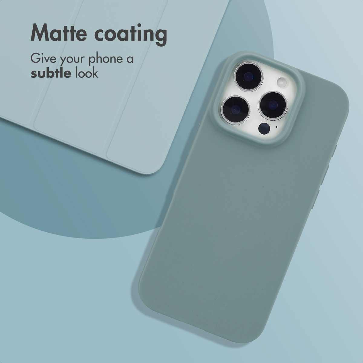 Un smartphone bleu clair dans une coque mate repose près d'une housse de tablette assortie sur fond bleu.