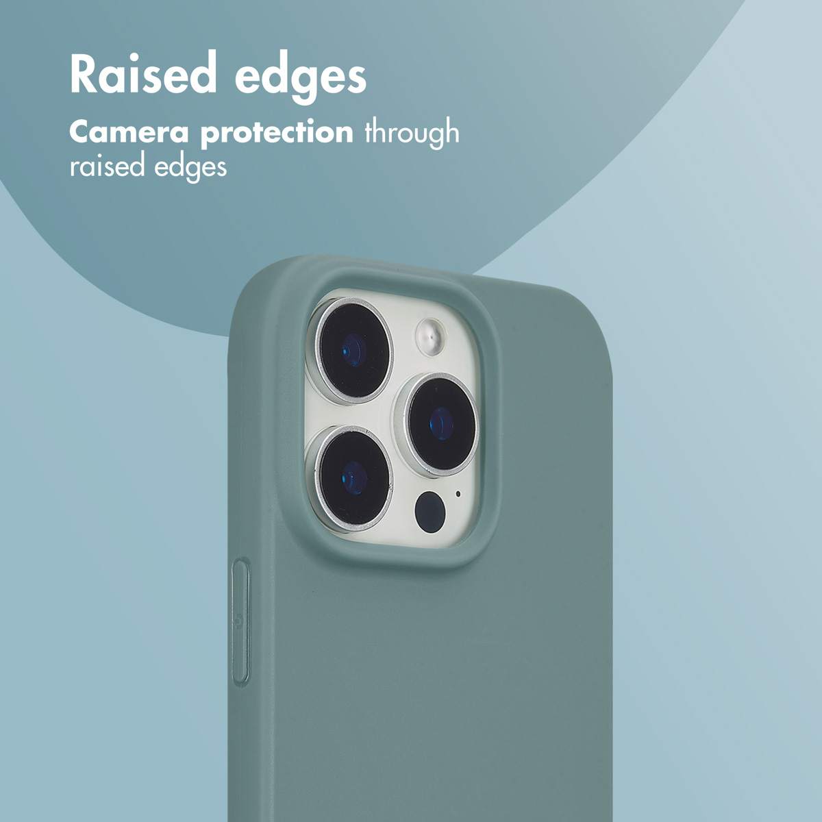 Un smartphone dans une coque verte montre des bords surélevés autour du module photo sur fond bleu.