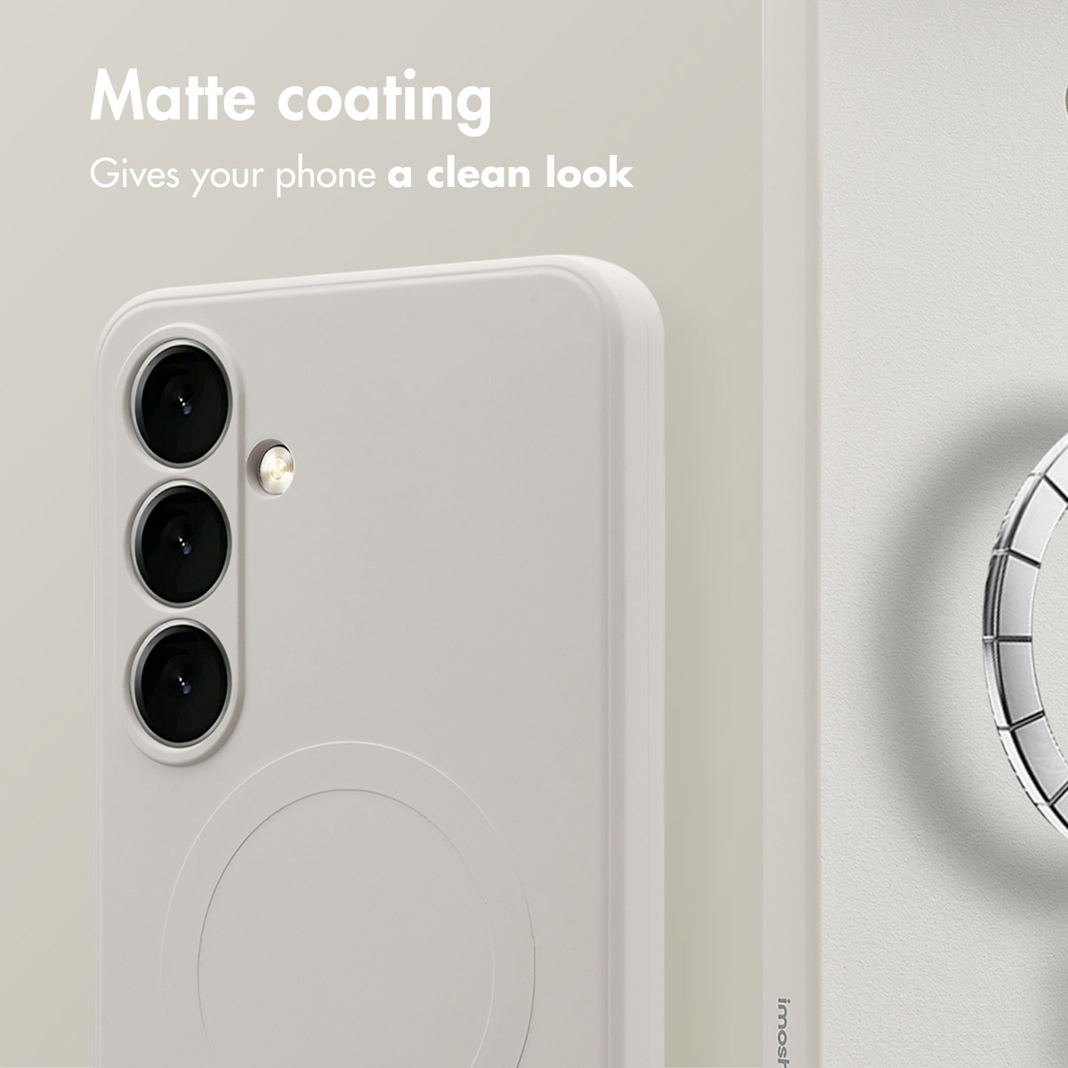 Nahaufnahme eines weißen Smartphones mit drei vertikalen Rückkameras und einer matten Hülle vor neutralem Hintergrund.