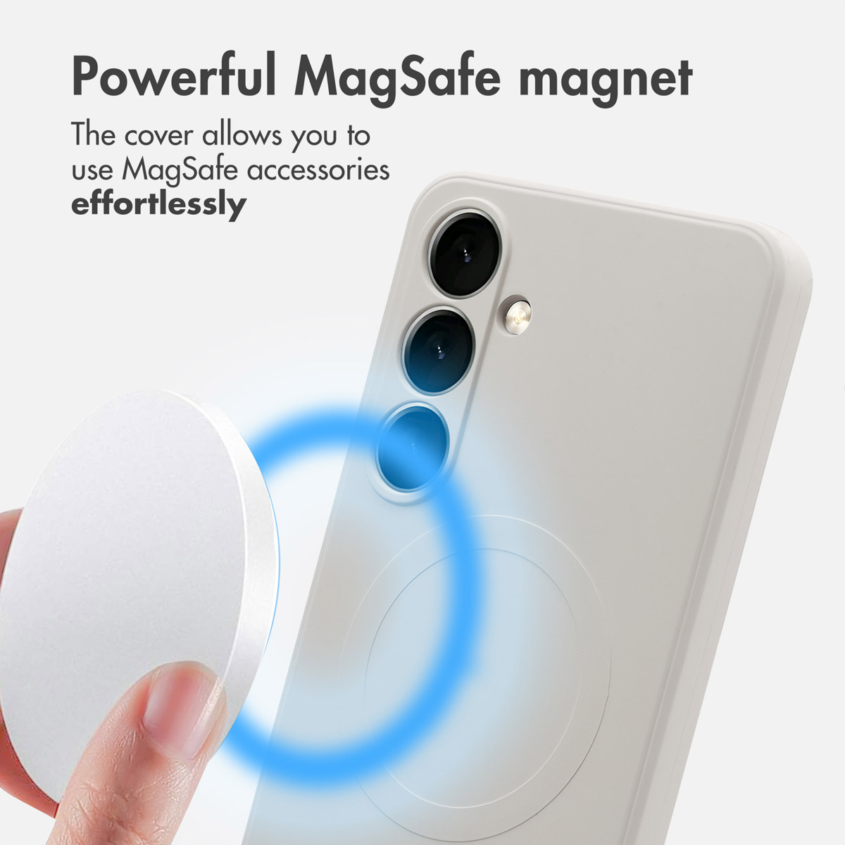 Eine Hand hält ein weißes MagSafe-Zubehör in der Nähe einer Handyhülle und zeigt die magnetische Verbindung.