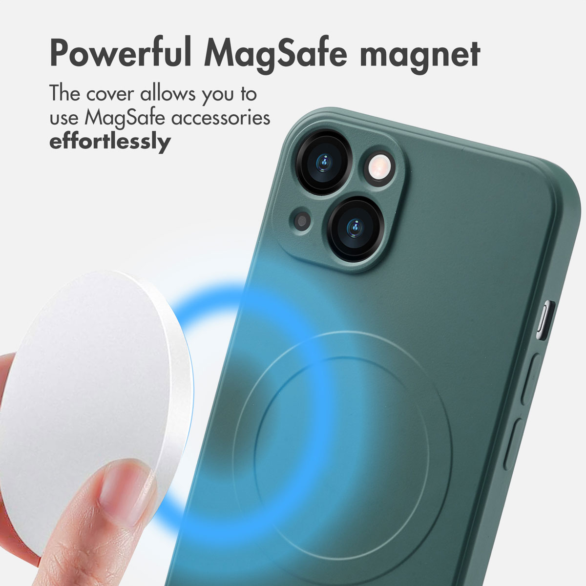 Une main tient un accessoire MagSafe blanc près d'une coque de téléphone vert foncé avec un anneau magnétique bleu.