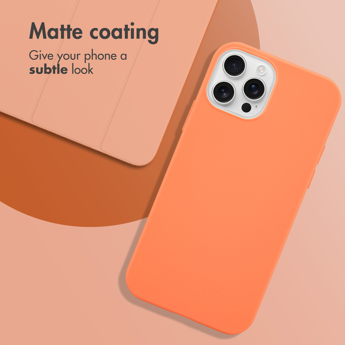 Una funda de teléfono naranja sobre un fondo a juego con texto.