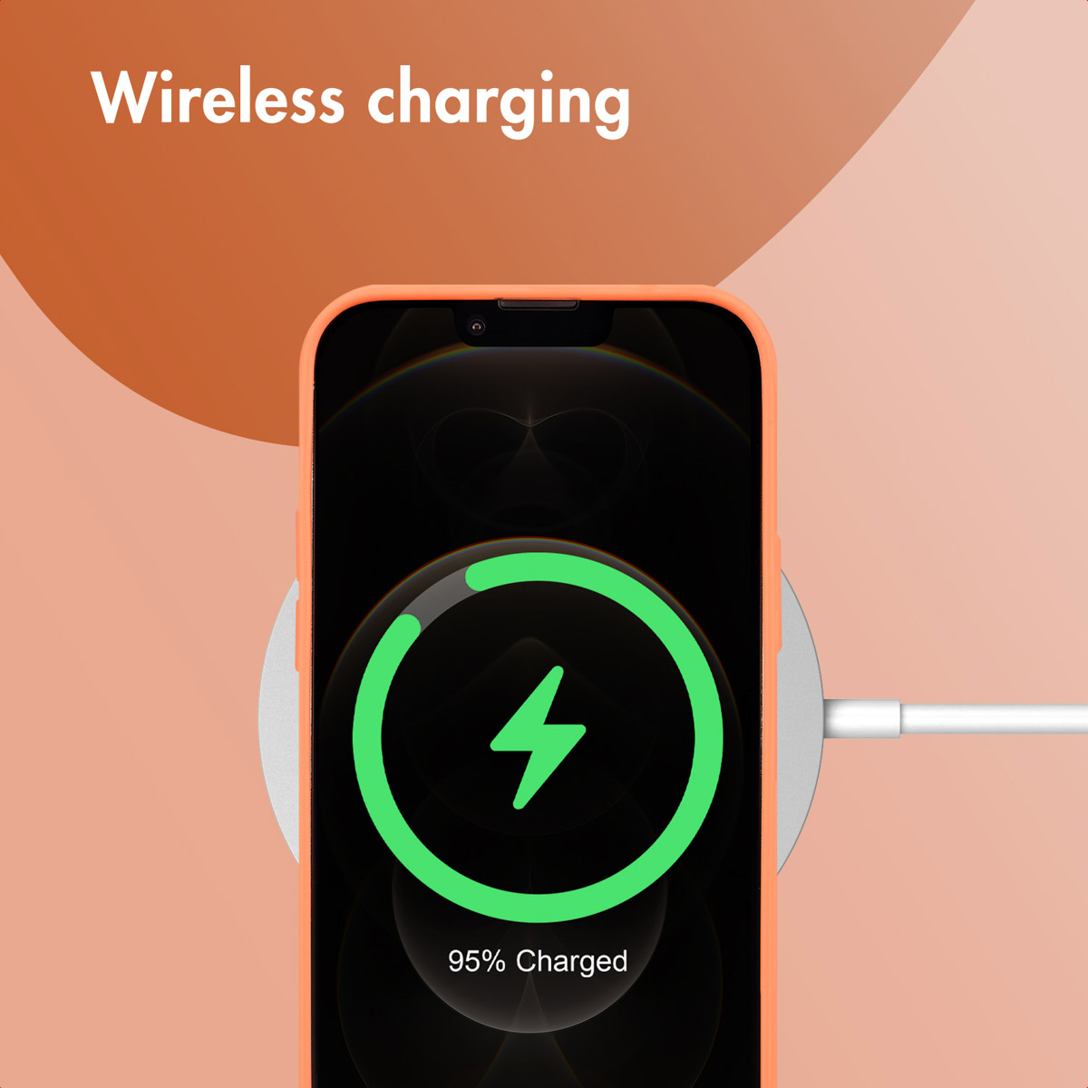 Un smartphone naranja en un cargador inal%e1mbrico que muestra 95 por ciento de carga, fondo melocot%f3n.