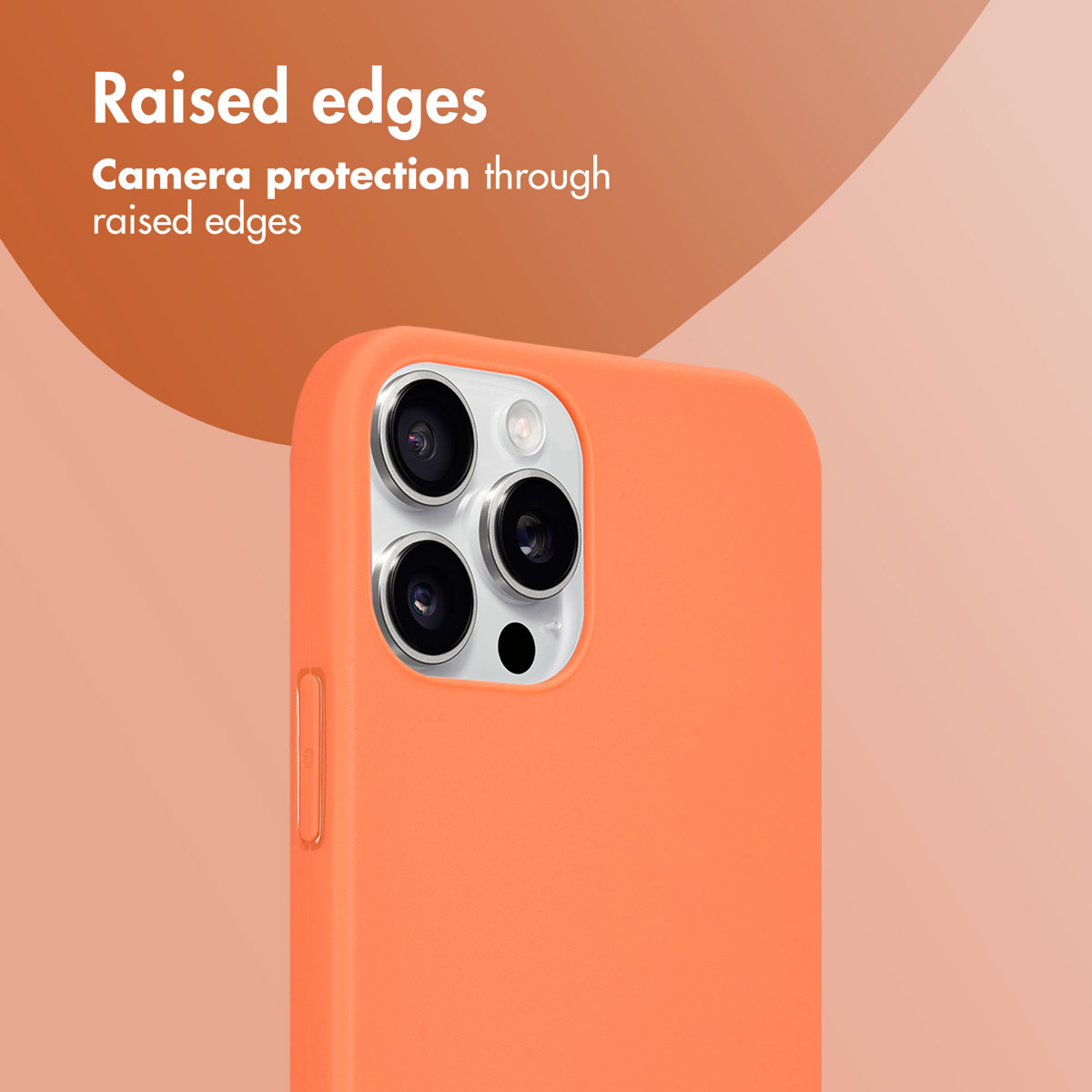 Una funda de teléfono naranja en un smartphone, destacando los bordes elevados alrededor de la cámara sobre fondo naranja.