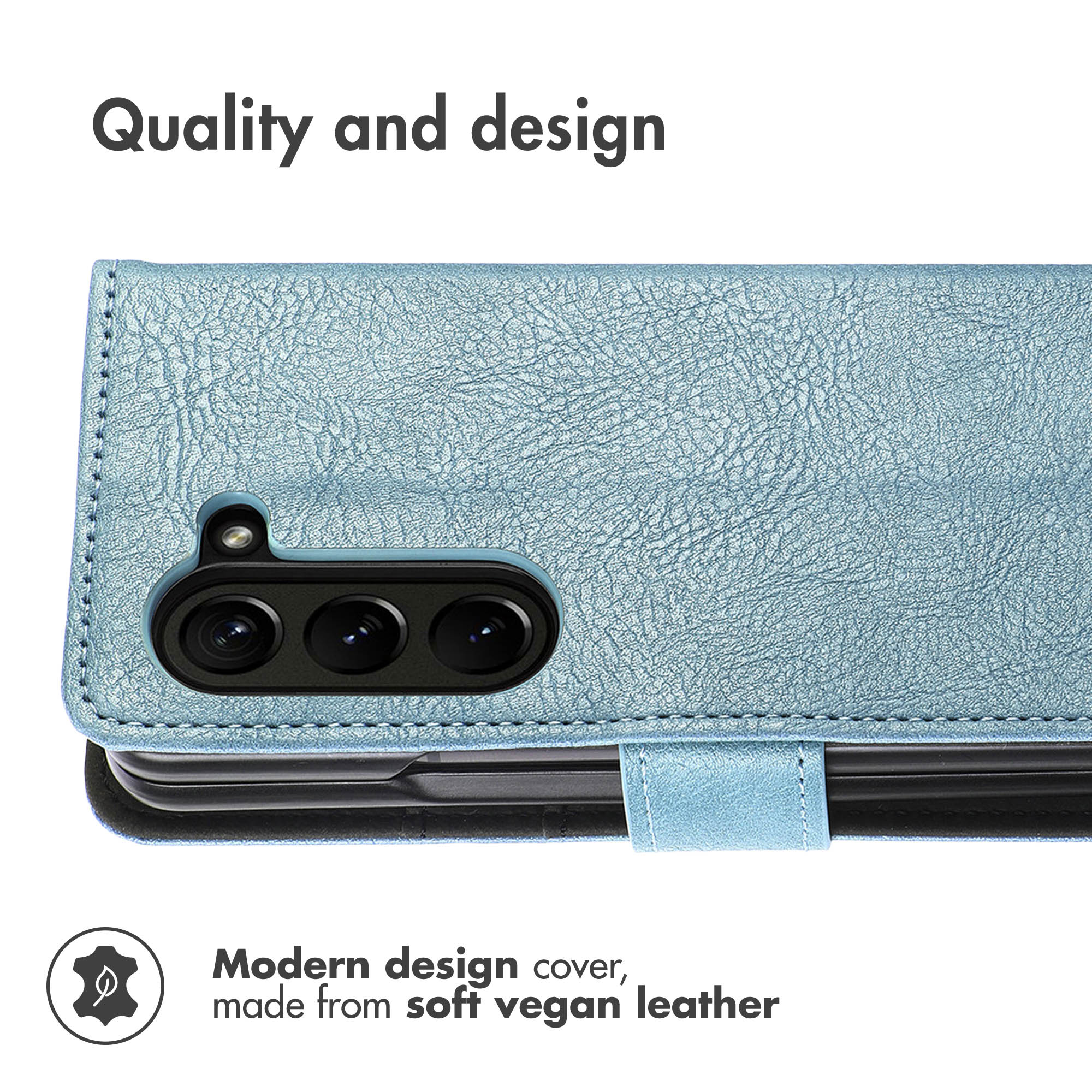 Een lichtblauwe vegan lederen telefoonhoesje met camera-uitsparingen en tekst.