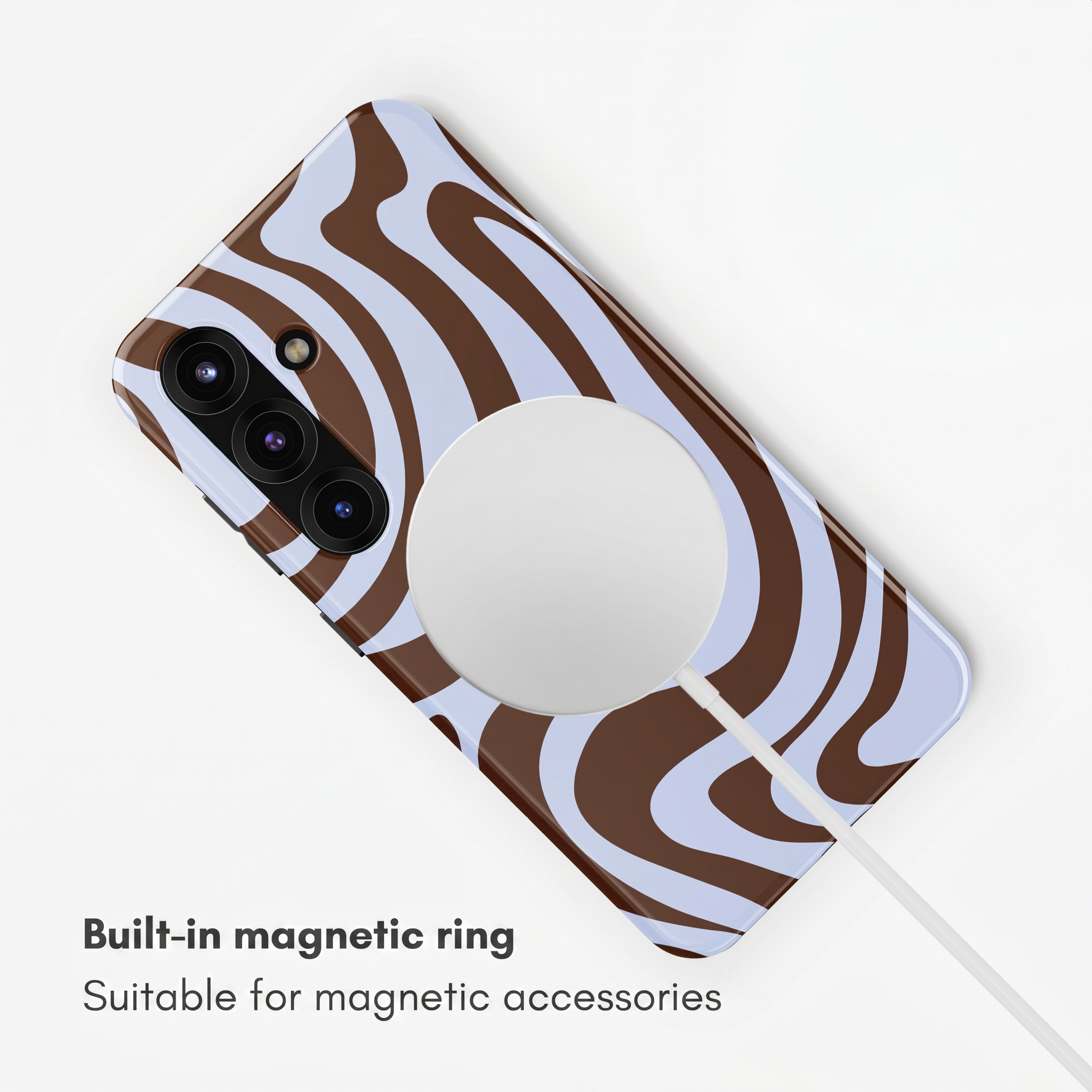 Smartphone in Schutzhülle mit braun-weißem Wirbelmuster und angebrachtem magnetischen Lade-Ring.