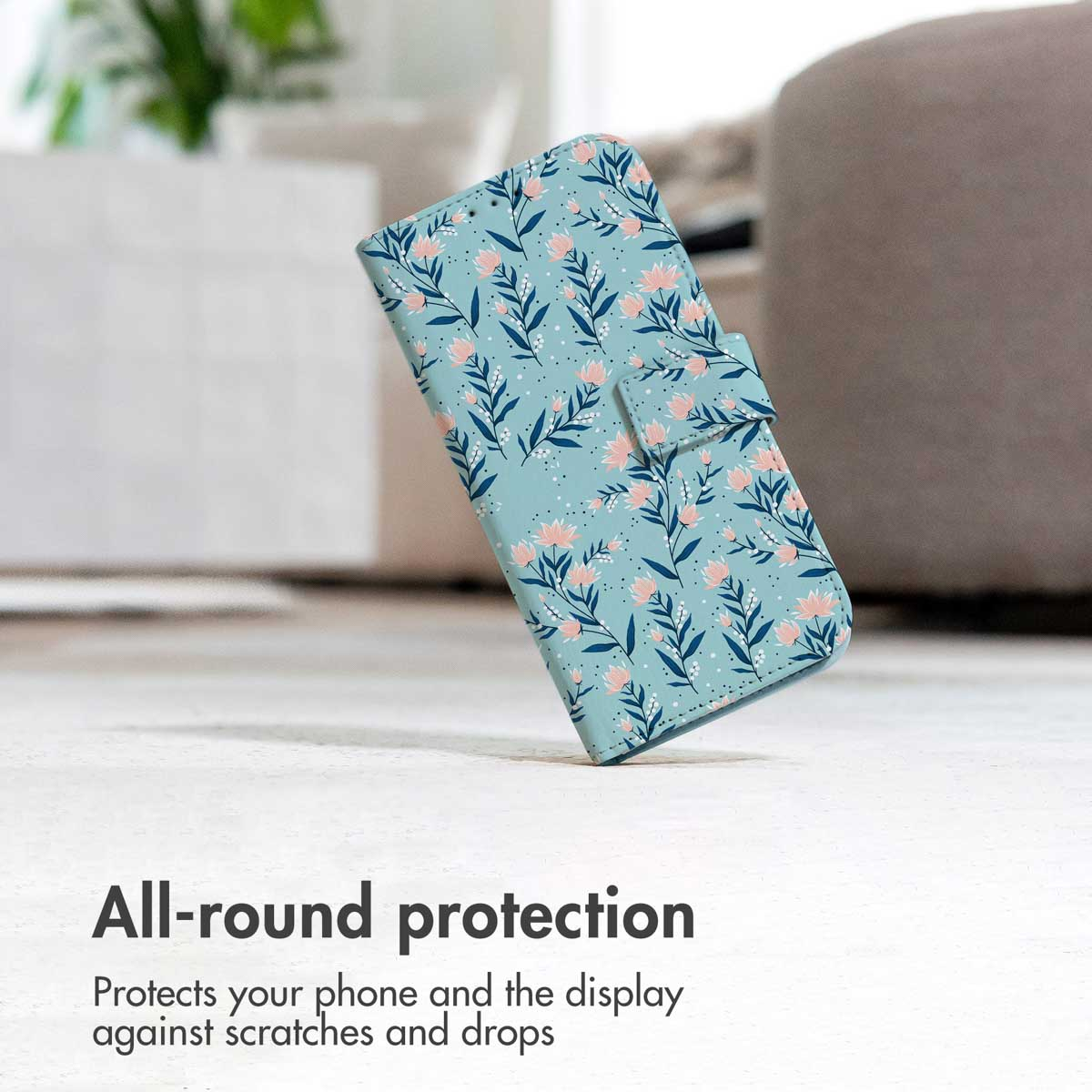 Funda de teléfono azul con patrón floral en mesa clara.