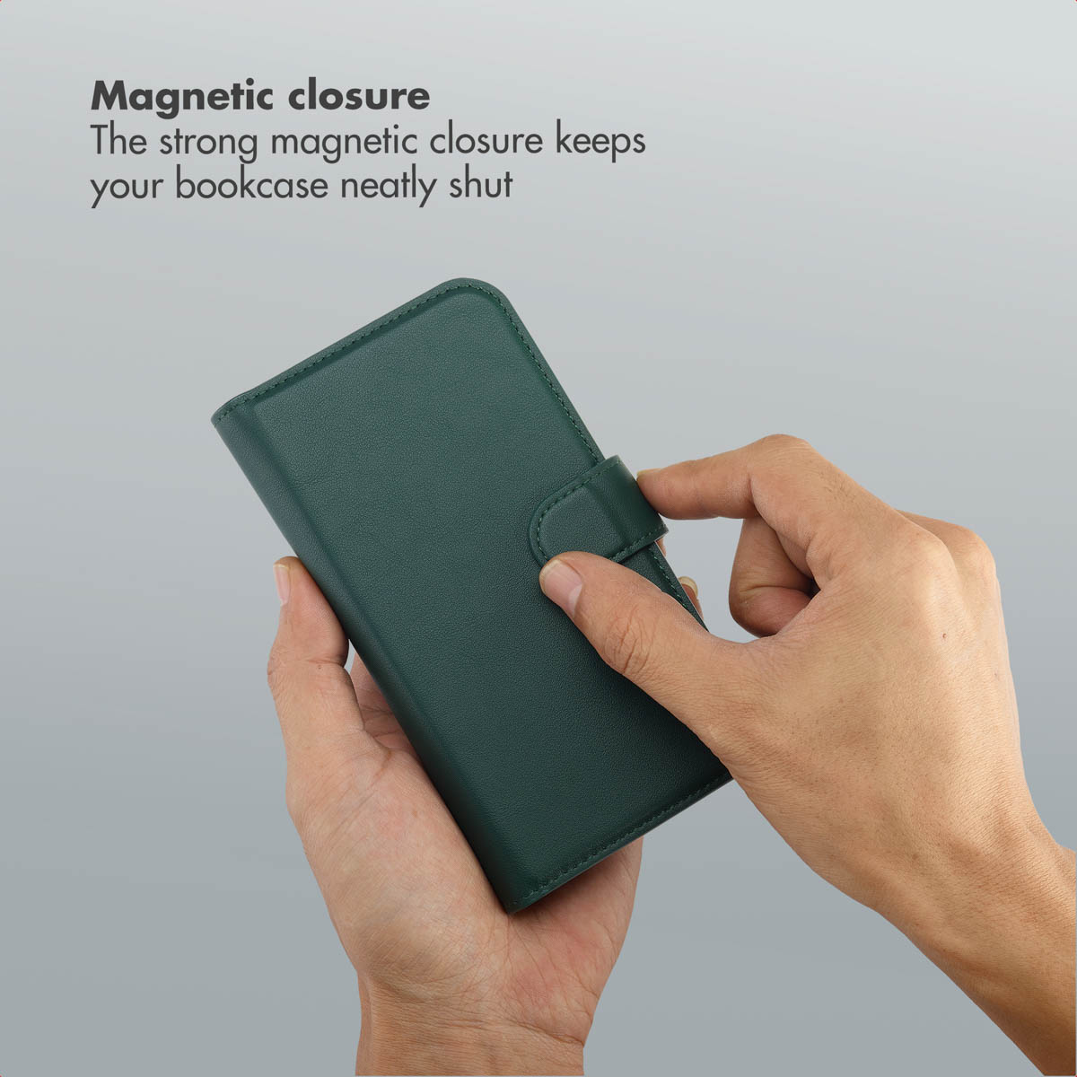 Mani tengono una custodia per telefono in pelle verde con chiusura magnetica.