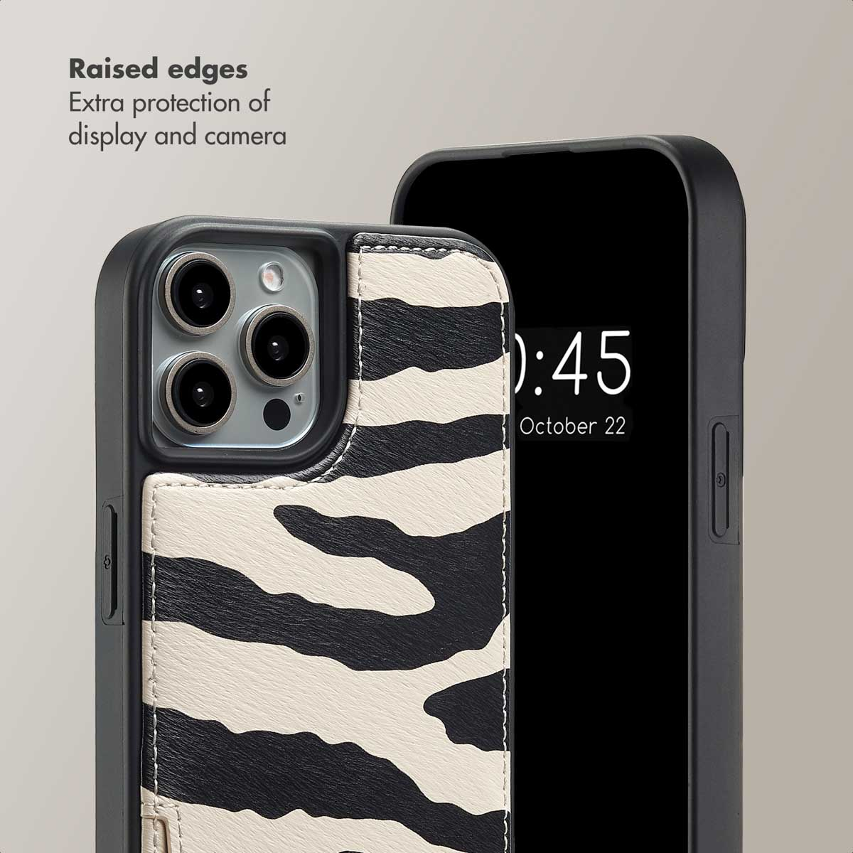 Funda de móvil con patrón de cebra y bordes elevados para proteger la cámara.