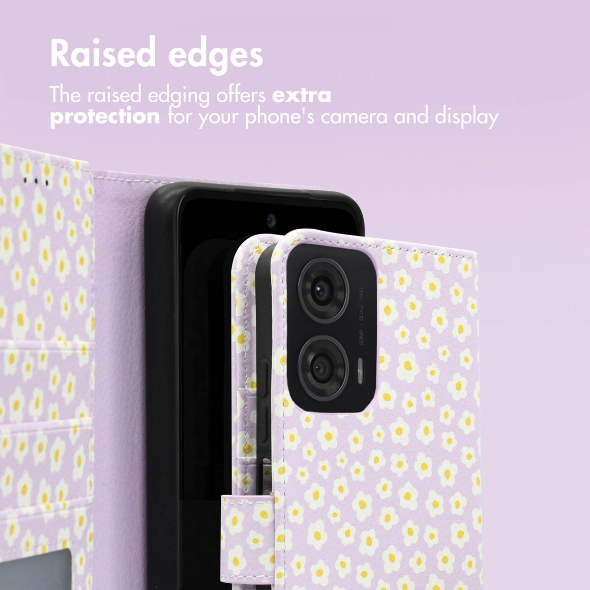 Funda de móvil morada con margaritas blancas y amarillas, con bordes elevados para proteger la cámara sobre fondo morado.