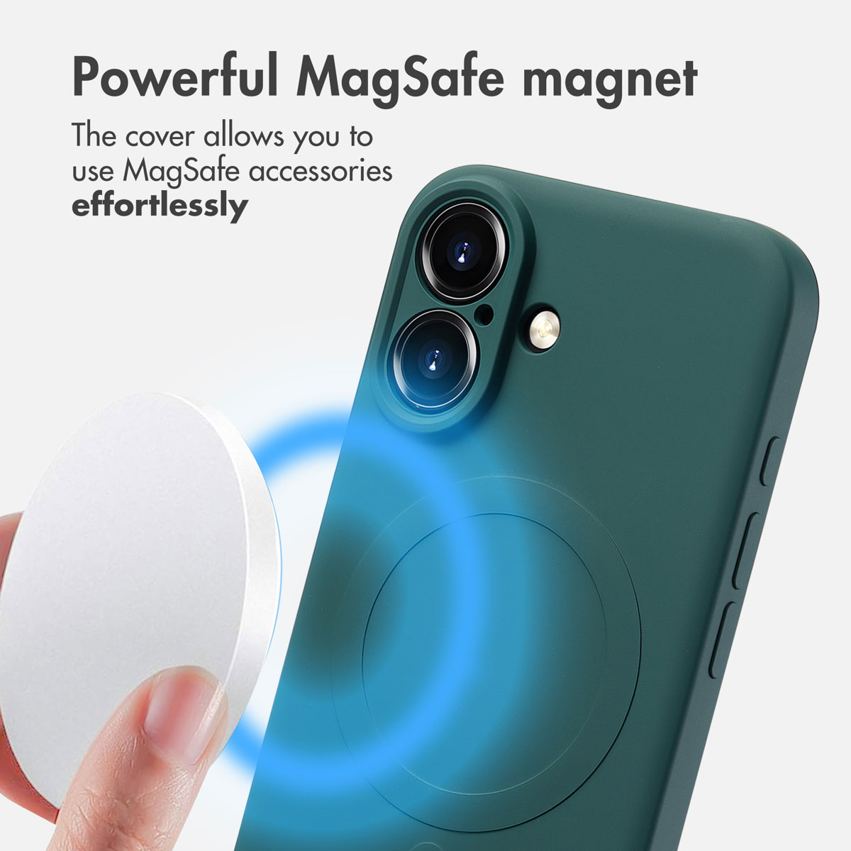 Una mano sostiene un cargador MagSafe blanco cerca de una funda verde oscura con un anillo magnético azul.