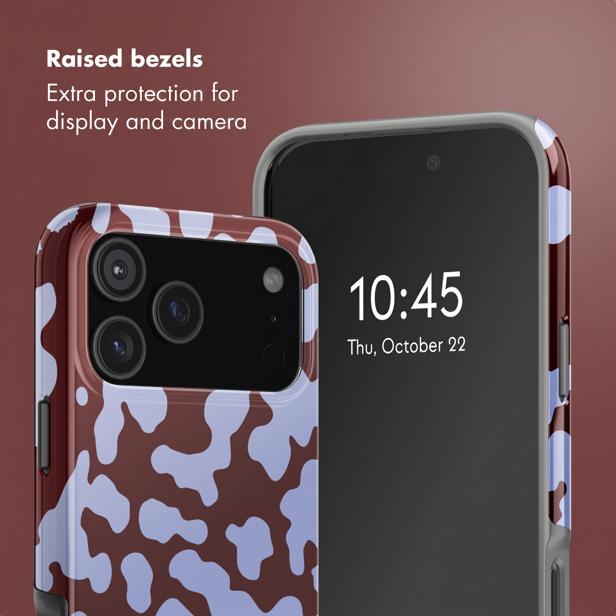 Smartphone in einer braun-blauen Kuhmuster-Hülle vor rotem Hintergrund.