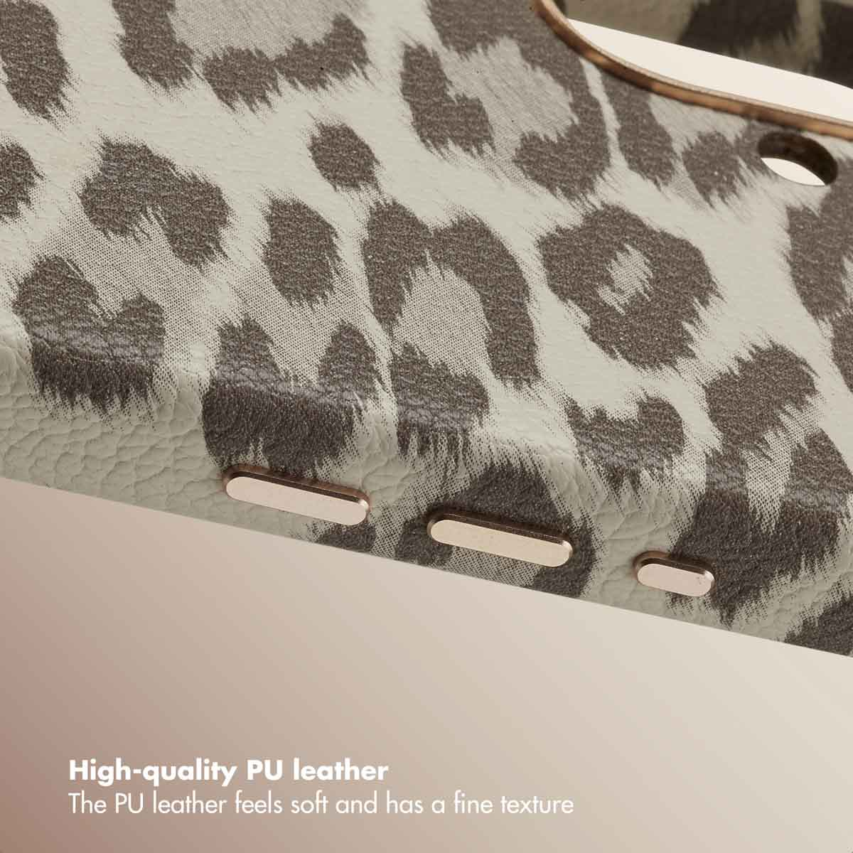 Custodia per telefono in ecopelle beige con stampa leopardata e bottoni in oro rosa.