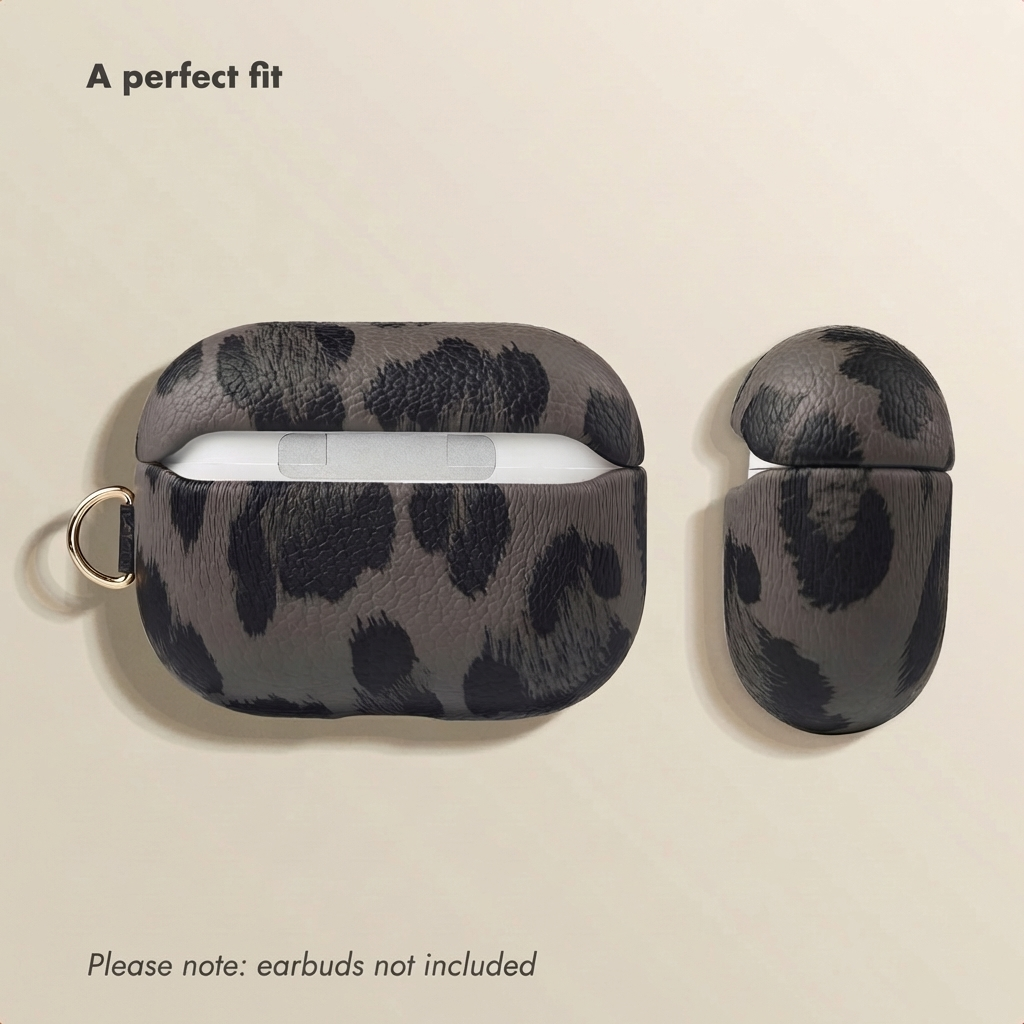 Dos fundas grises para AirPods con estampado de leopardo negro sobre fondo beige.