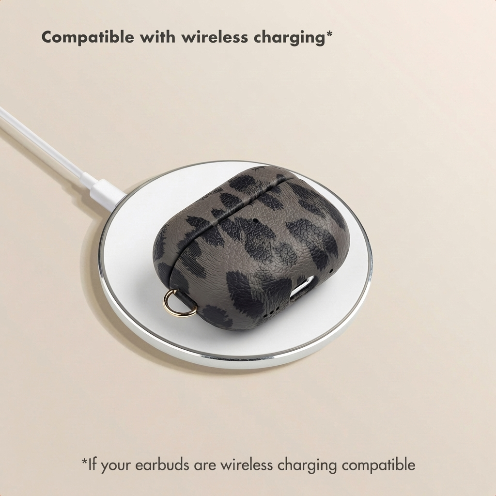 Un estuche para auriculares con patrón gris y negro descansa en una base de carga inalámbrica blanca sobre fondo beige.