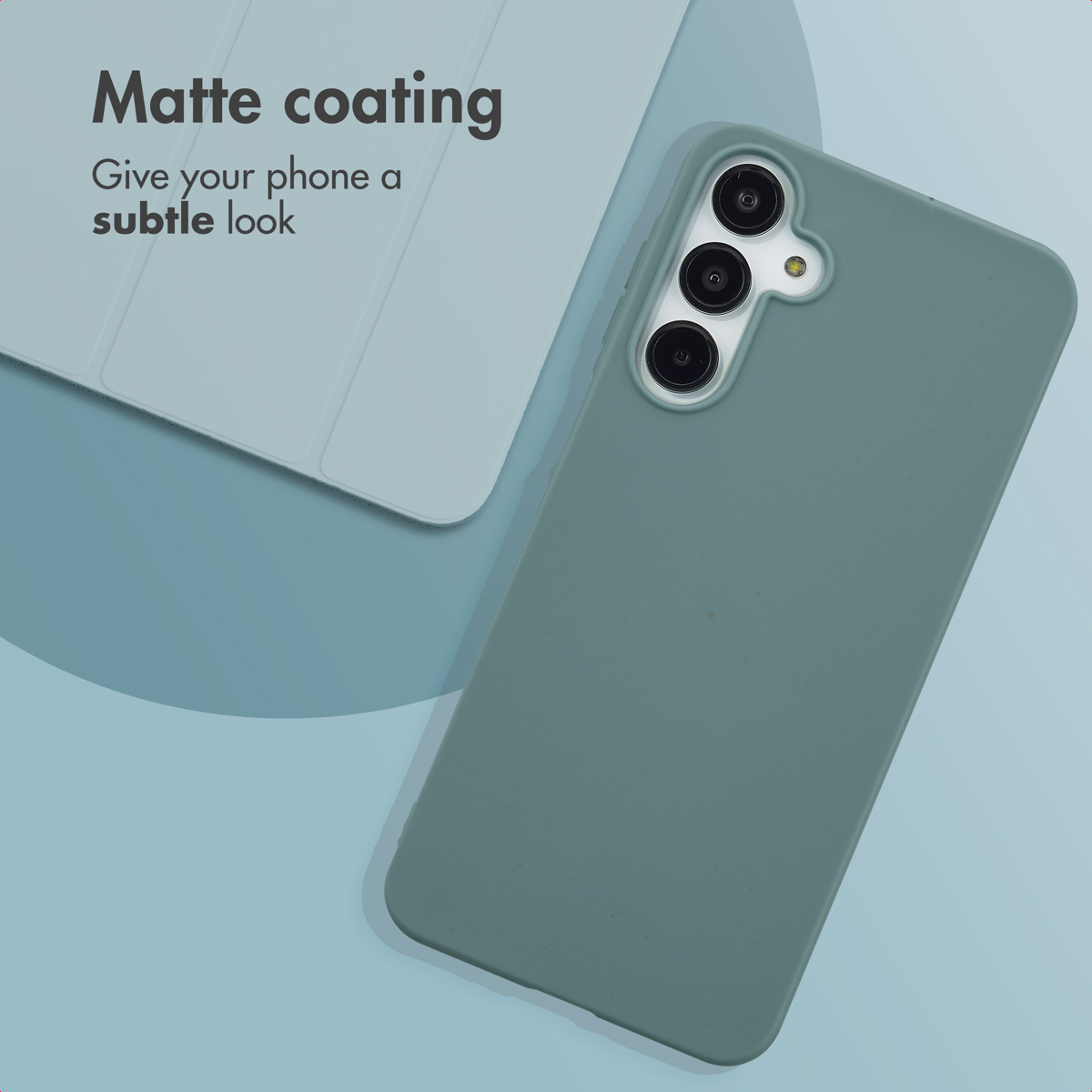 Una funda de smartphone azul mate descansa sobre un fondo azul con texto.