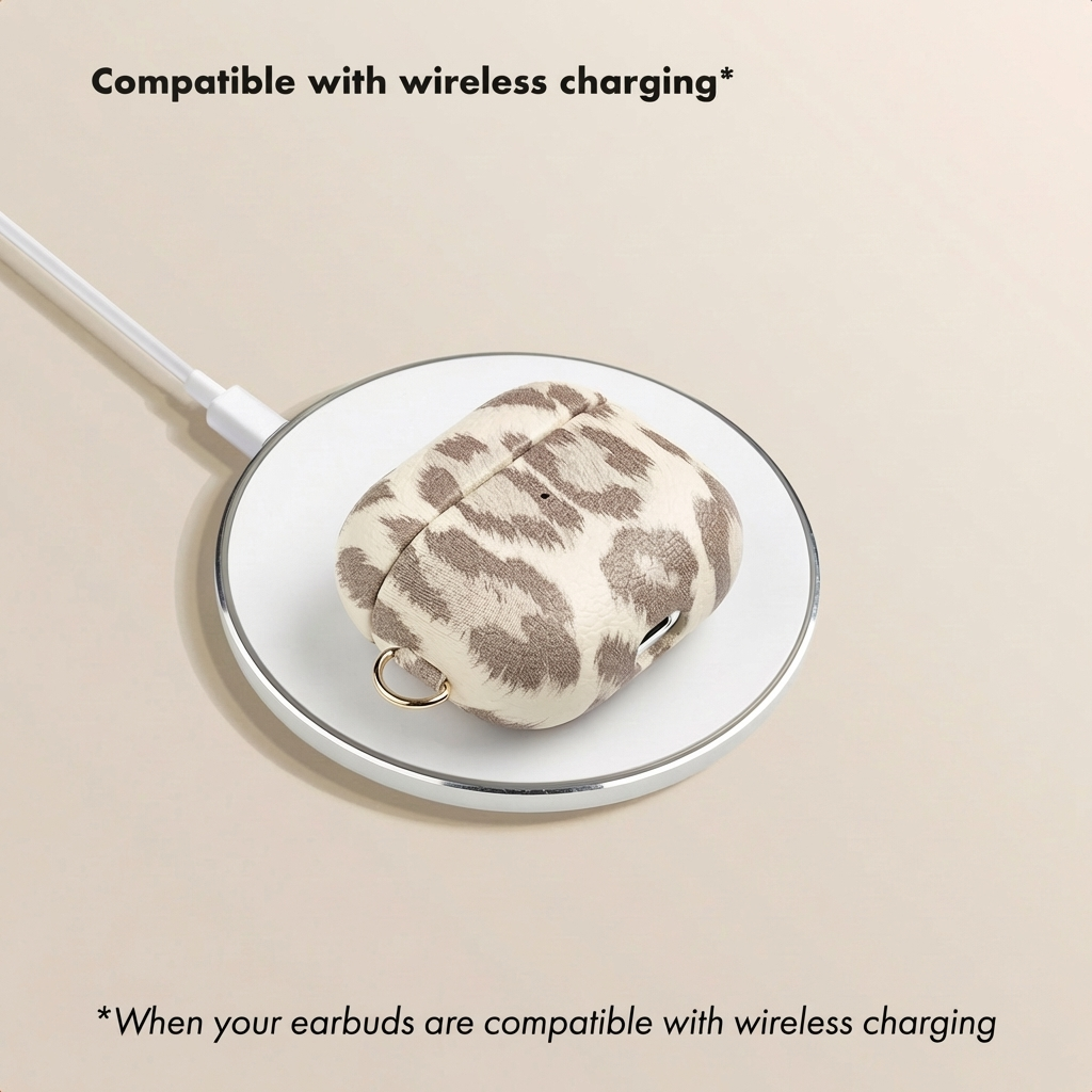 Un estuche para auriculares con estampado de leopardo descansa sobre un cargador inalámbrico blanco.