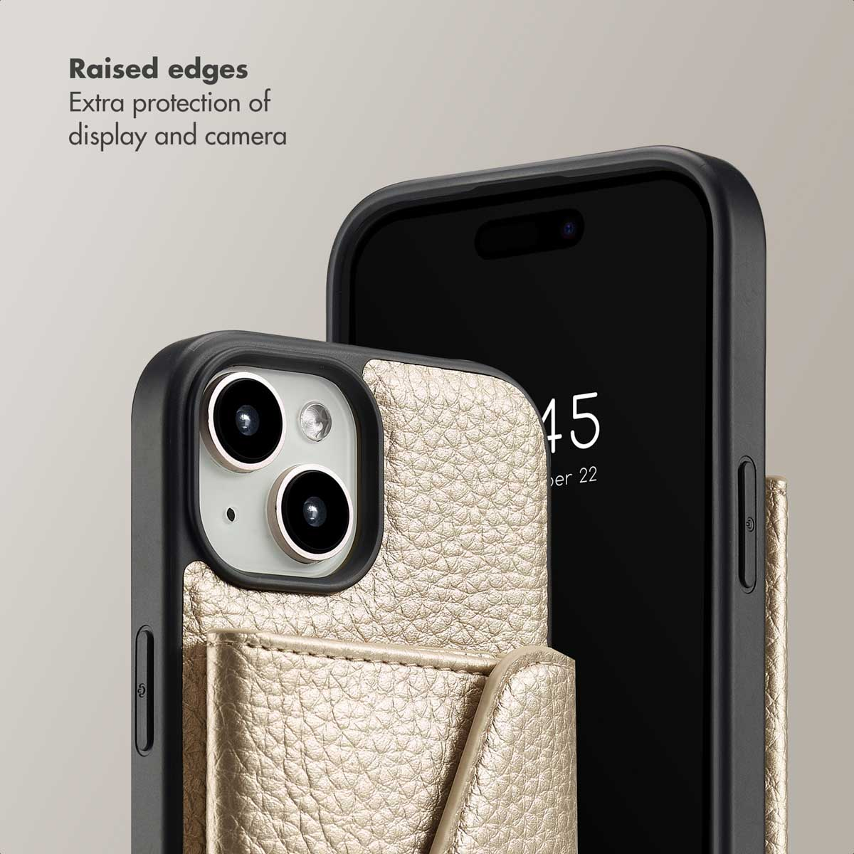 Verhoogde randen bieden extra bescherming voor het scherm en de camera van een smartphone met gouden lederen hoesje.