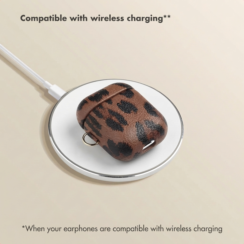 Una funda de AirPods con estampado de leopardo descansa sobre una base de carga inalambrica blanca redonda.