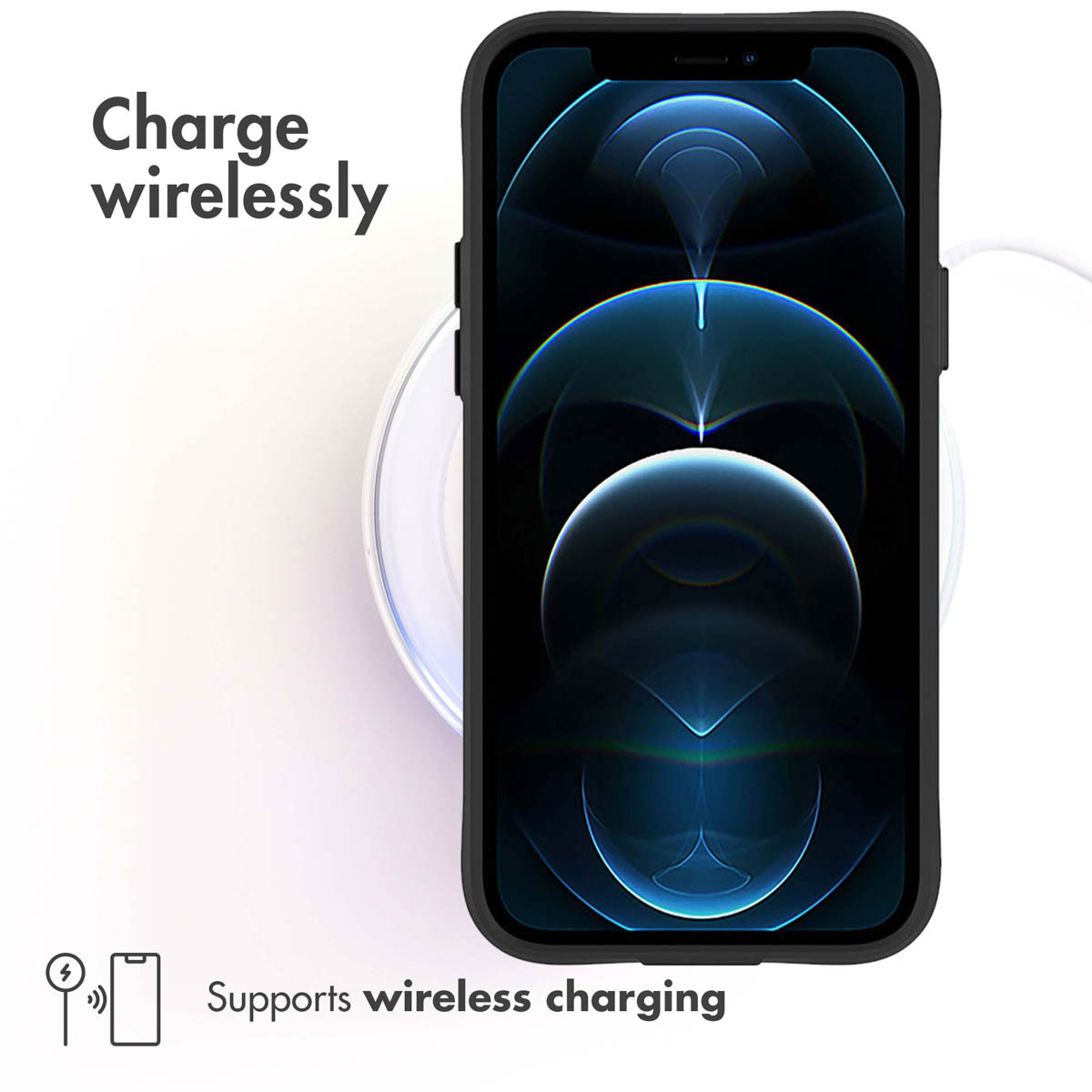 Un teléfono inteligente descansa sobre una base de carga inalámbrica redonda sobre fondo blanco.