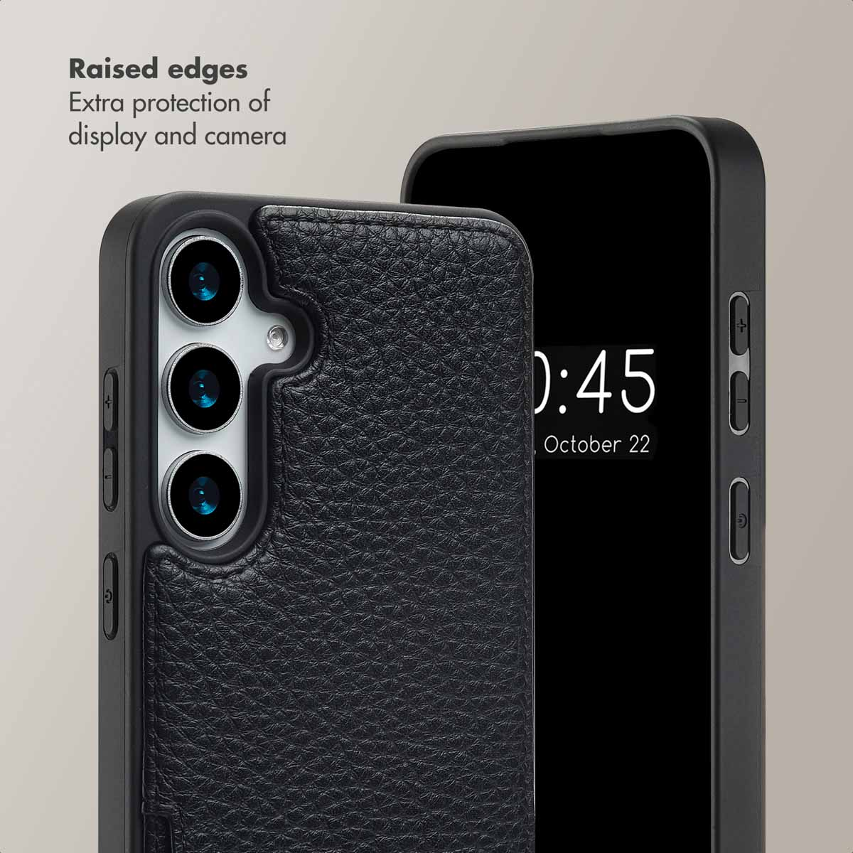 Funda de teléfono negra con parte trasera de cuero texturizado y bordes elevados para la cámara.