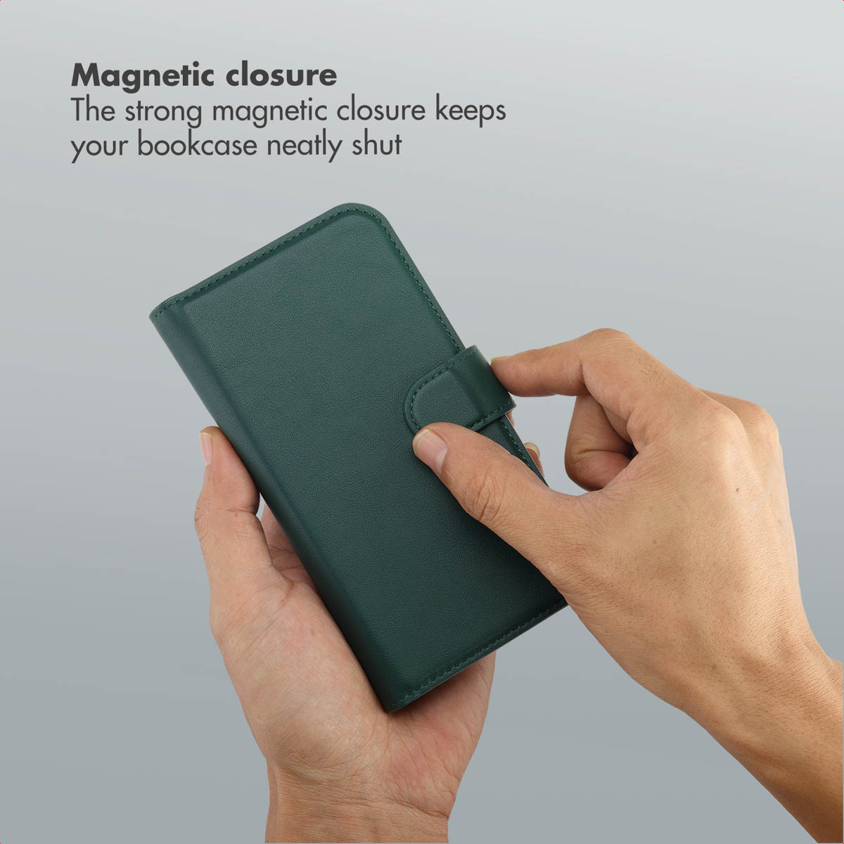 Mani che tengono una custodia in pelle verde con chiusura magnetica.