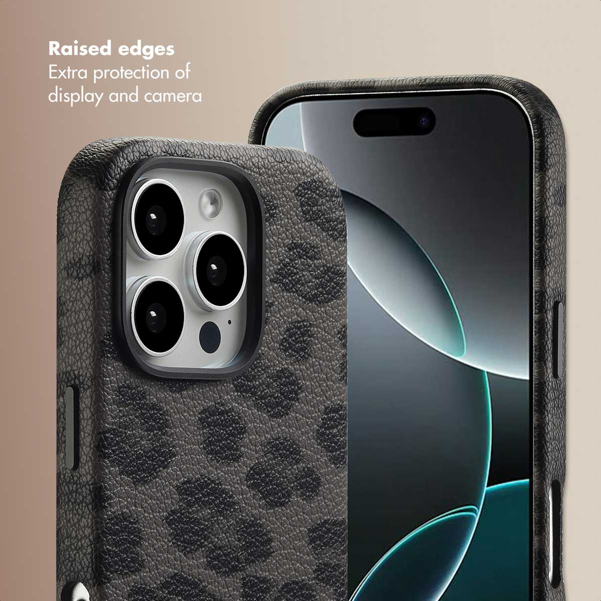 Una cover per telefono nera con stampa leopardata e bordi rialzati per proteggere schermo e fotocamera.