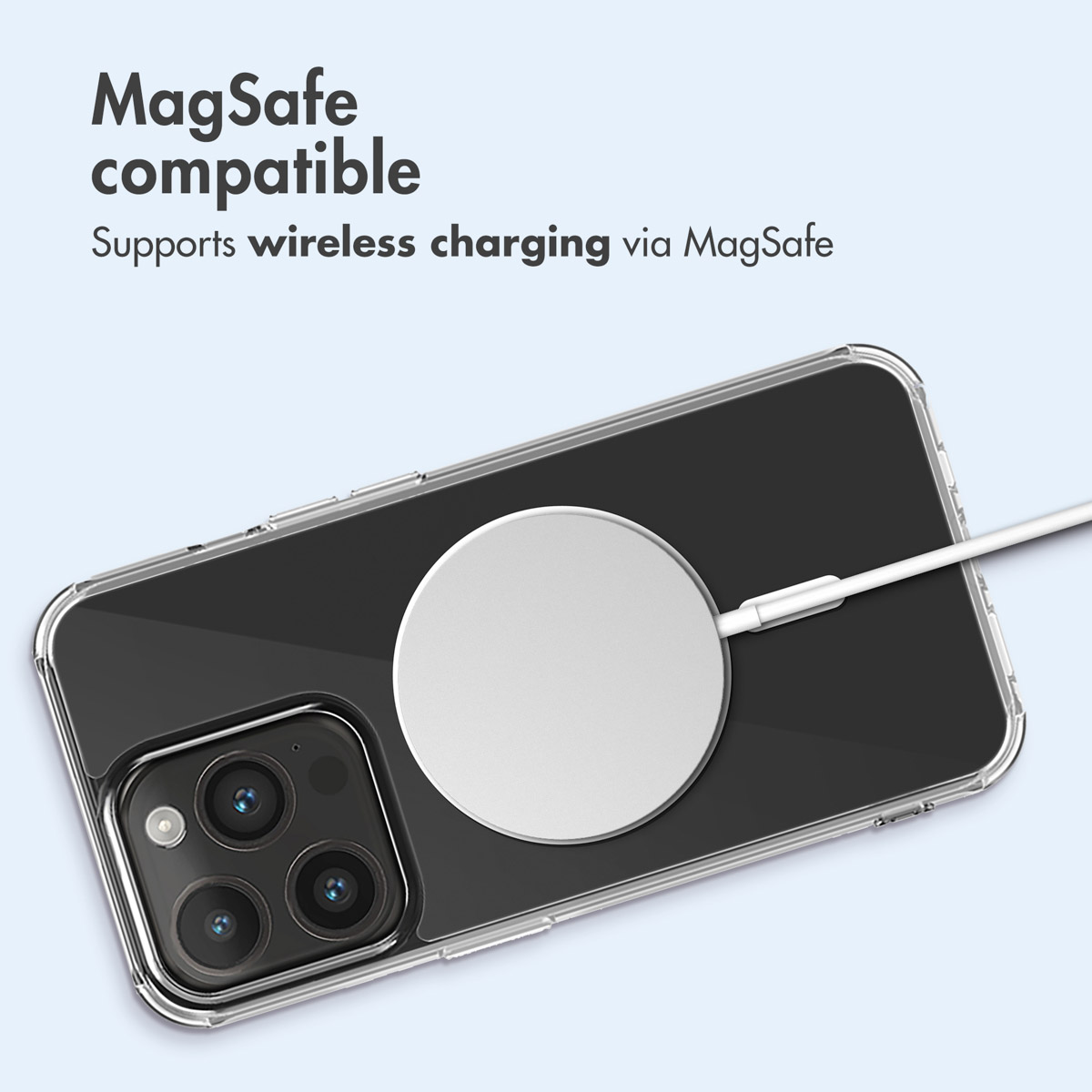 Smartphone in custodia trasparente con caricabatterie circolare MagSafe sul retro e testo bianco.