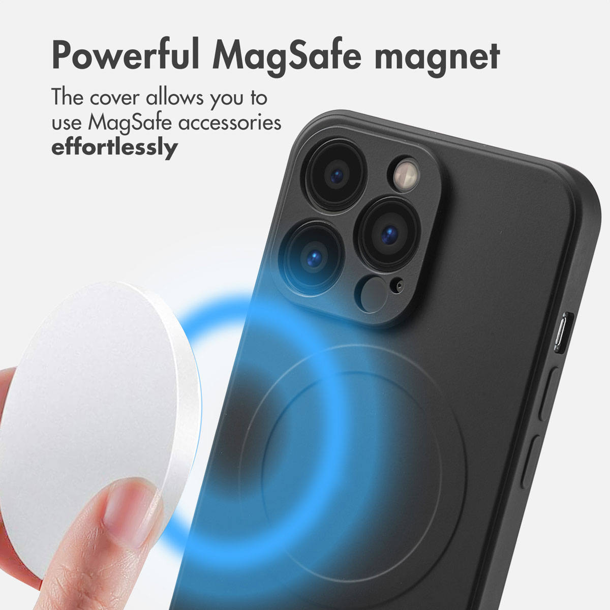Una mano tiene un accessorio MagSafe bianco vicino a una cover nera per telefono.