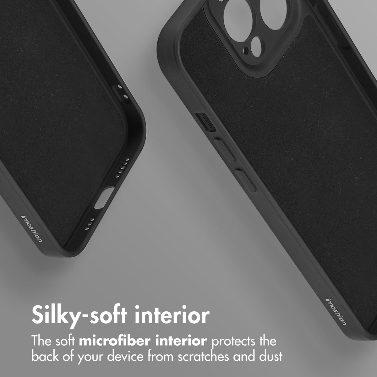 Due custodie nere per telefono su sfondo grigio con testo sull'interno in morbida microfibra.
