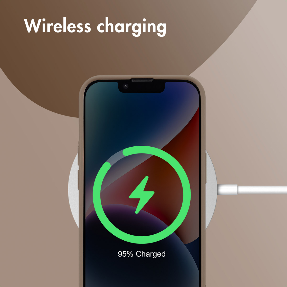 Un teléfono en una base de carga inalámbrica muestra un 95 por ciento cargado.