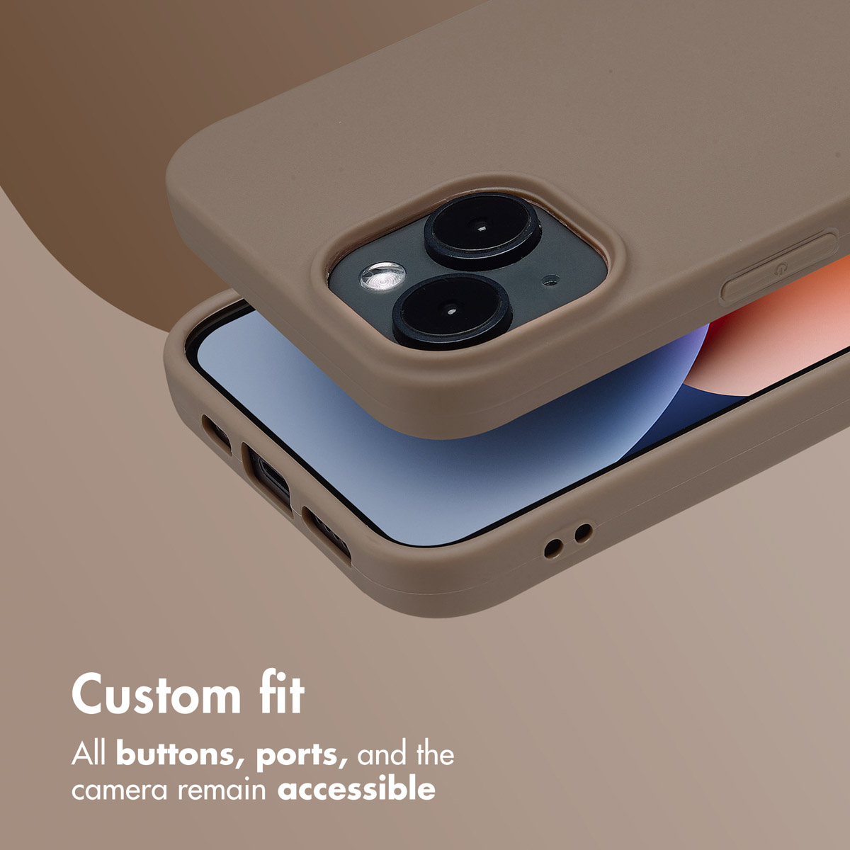 Una funda de teléfono beige en un smartphone con recorte de cámara y texto blanco sobre fondo marrón.