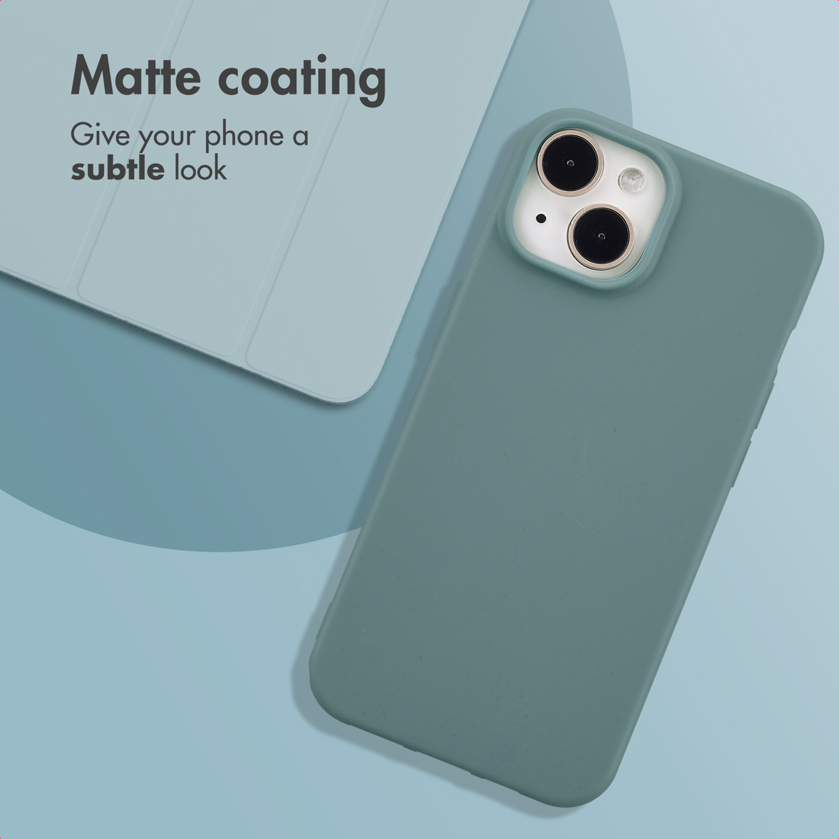 Ein Smartphone in matter grüner Hülle neben einer passenden Tablet-Abdeckung auf blauem Hintergrund.