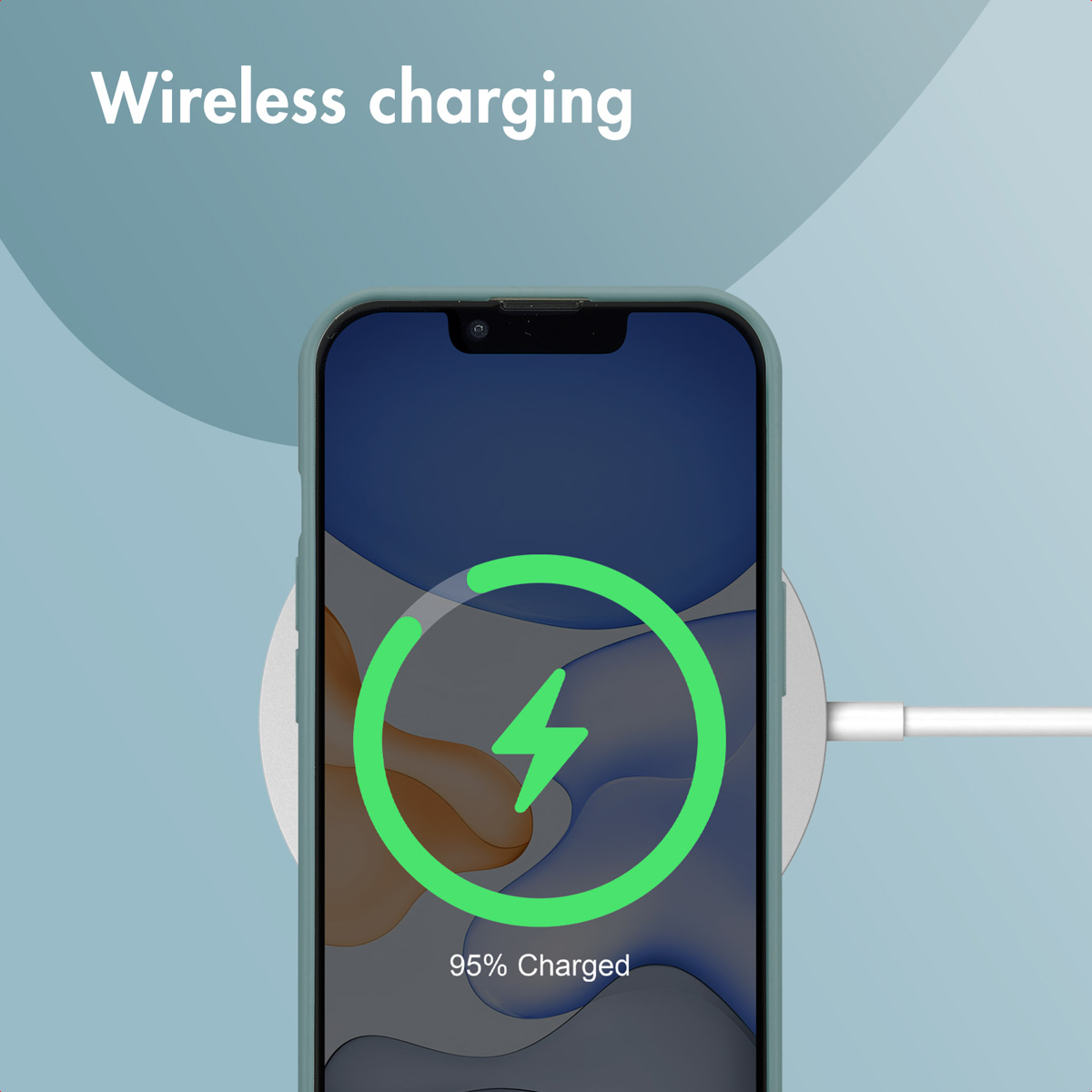 Smartphone auf einem kabellosen Ladegerät zeigt 95% geladen mit einem grünen Blitzsymbol.