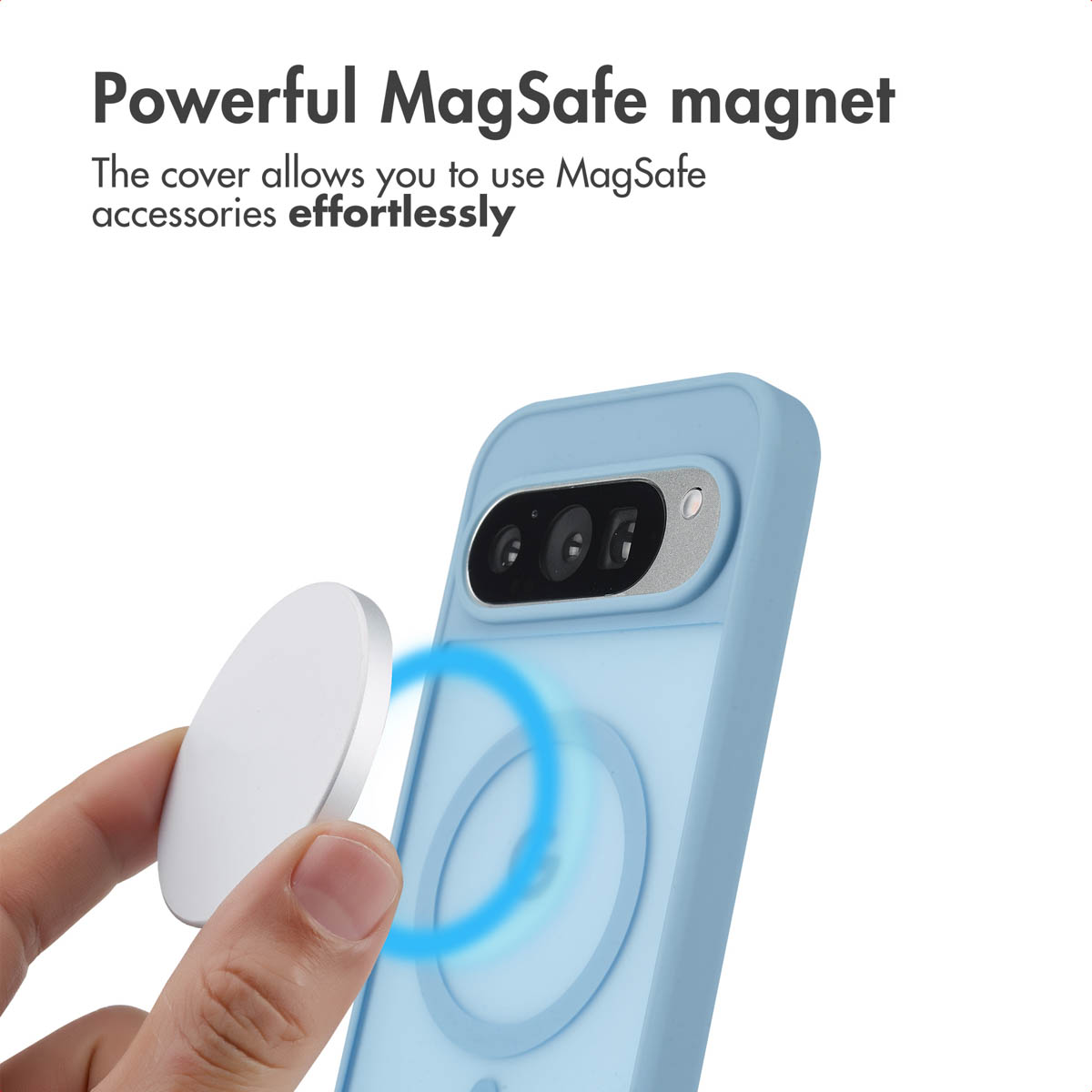 Mano che tiene un disco magnetico vicino a una cover blu.