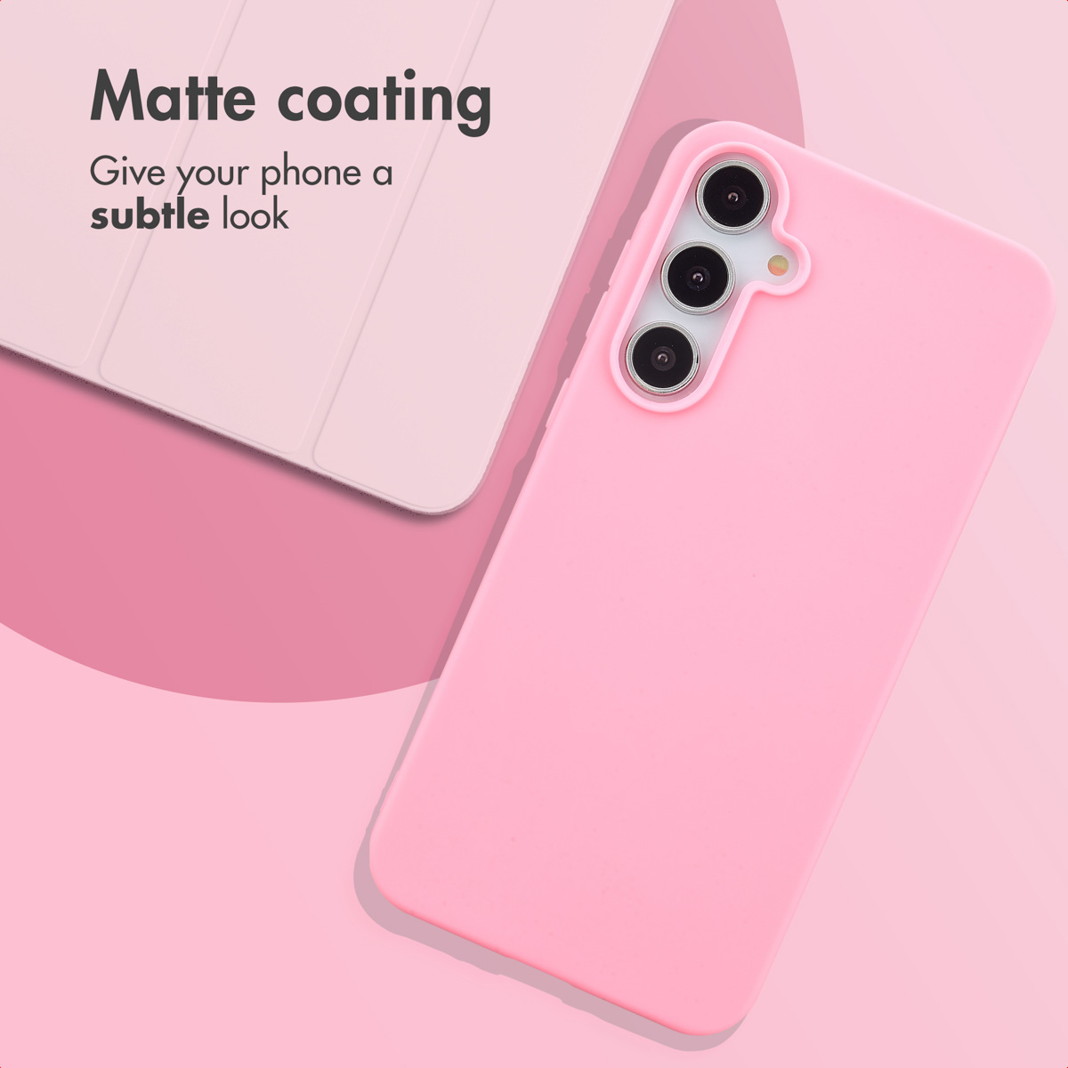 Różowe etui na telefon spoczywa na różowej powierzchni obok etui na tablet z tekstem.