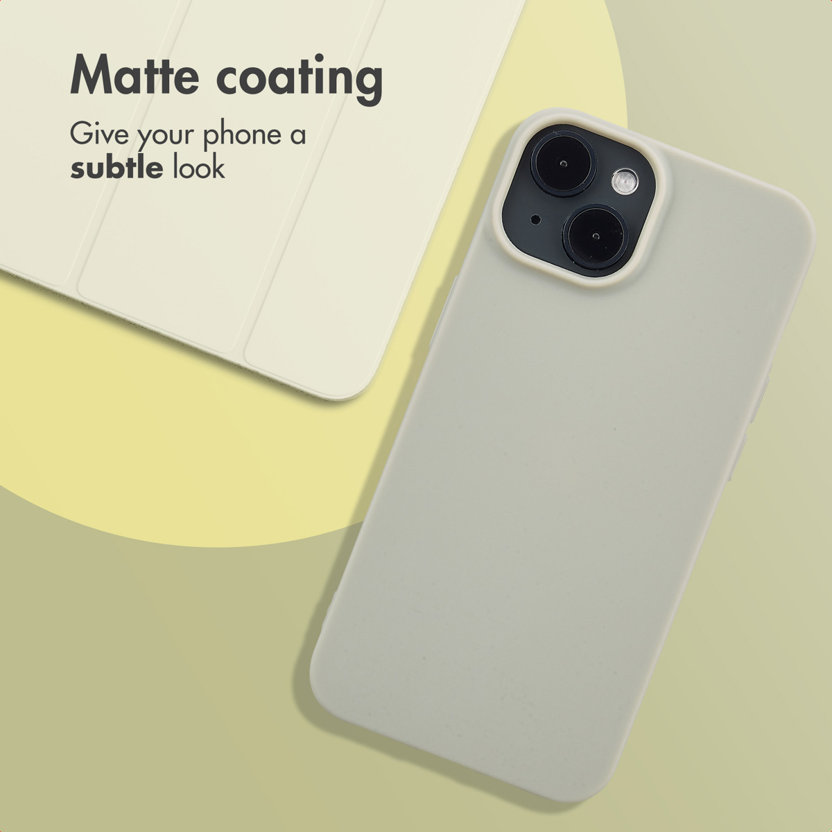 Una funda de smartphone verde claro mate yace sobre un fondo pastel junto a texto.