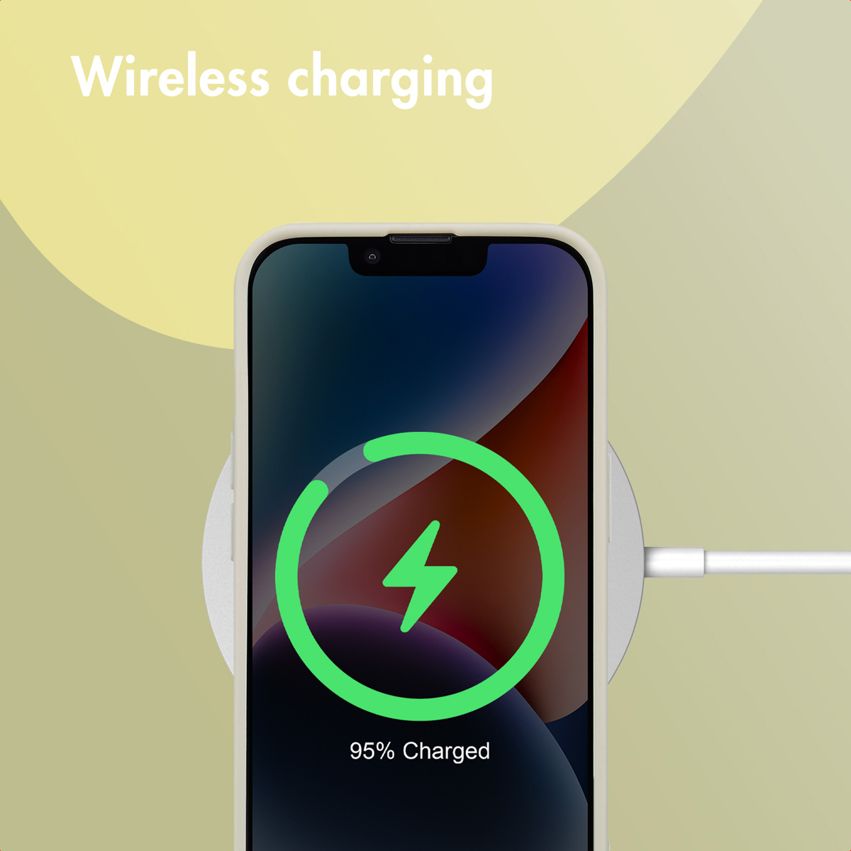 Un teléfono inteligente en una base de carga inalámbrica muestra un icono verde y 95% de batería.