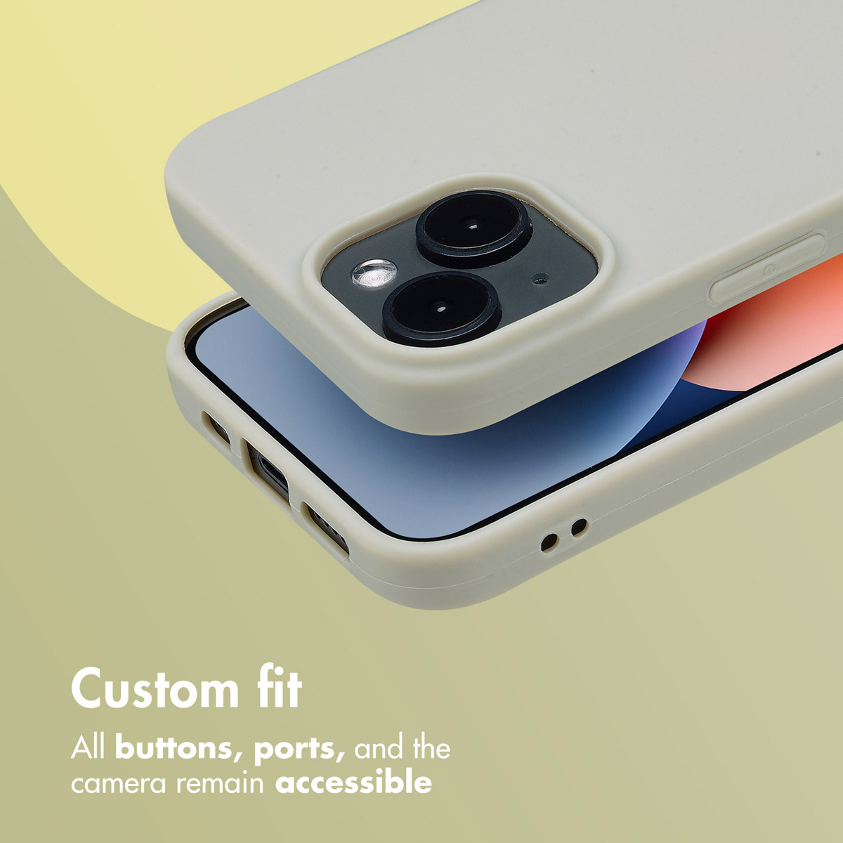 Una funda de móvil beis sobre un teléfono, mostrando la cámara dual y los puertos sobre un fondo degradado.