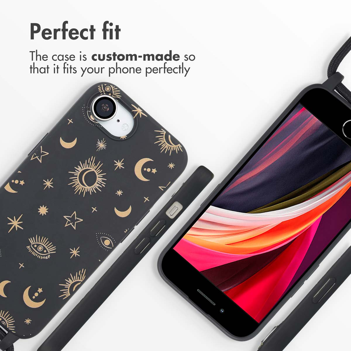Une coque de téléphone noire avec des motifs célestes dorés, étoiles et lunes, à côté d'un smartphone à l'écran coloré.