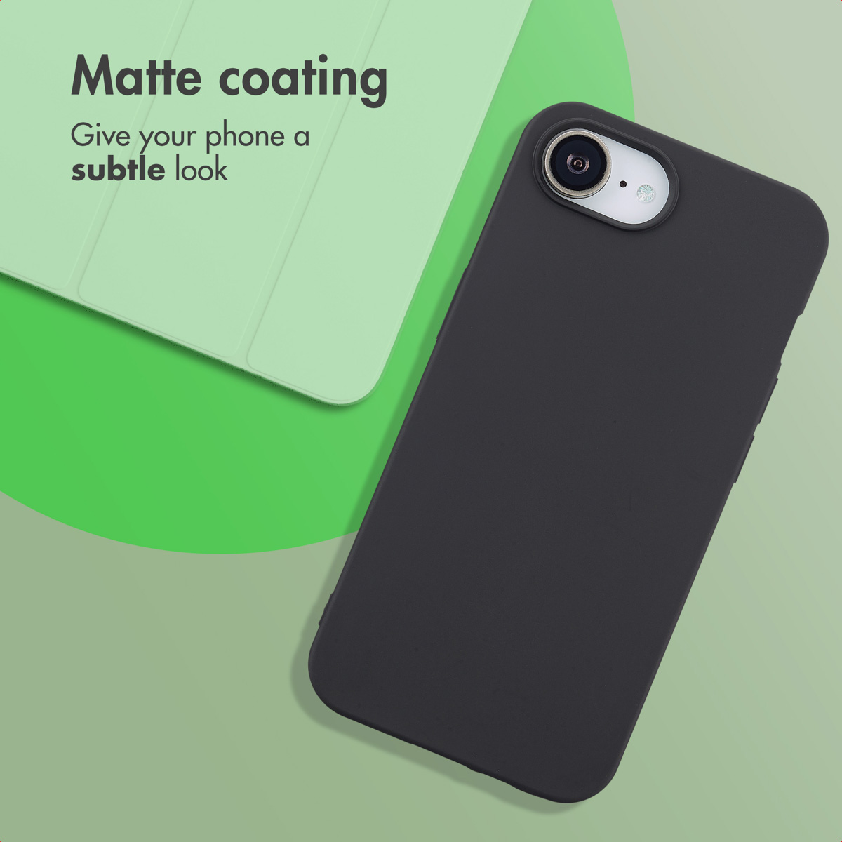 Smartphone nero con cover opaca su sfondo verde, accompagnato da testo sul rivestimento opaco.