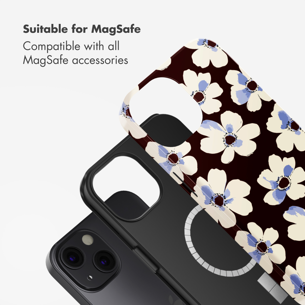 Custodia per telefono compatibile MagSafe con motivo floreale scuro e fiori bianchi e blu, mostrata su un telefono nero.