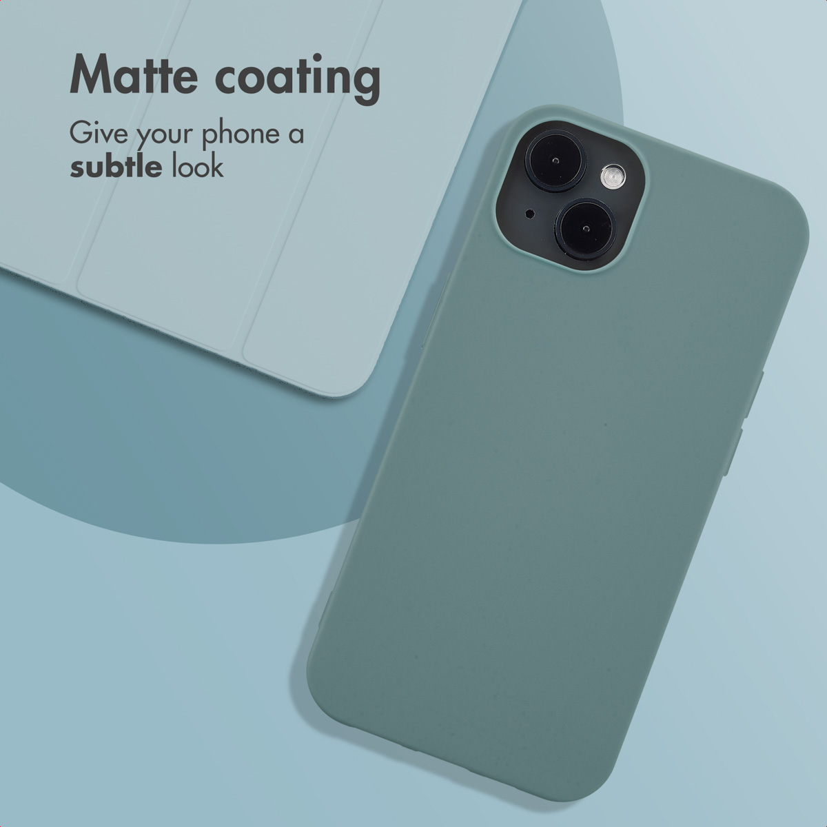 Szałwiowy smartfon w matowym etui leży obok pasującej osłony tabletu, z tekstem po lewej.