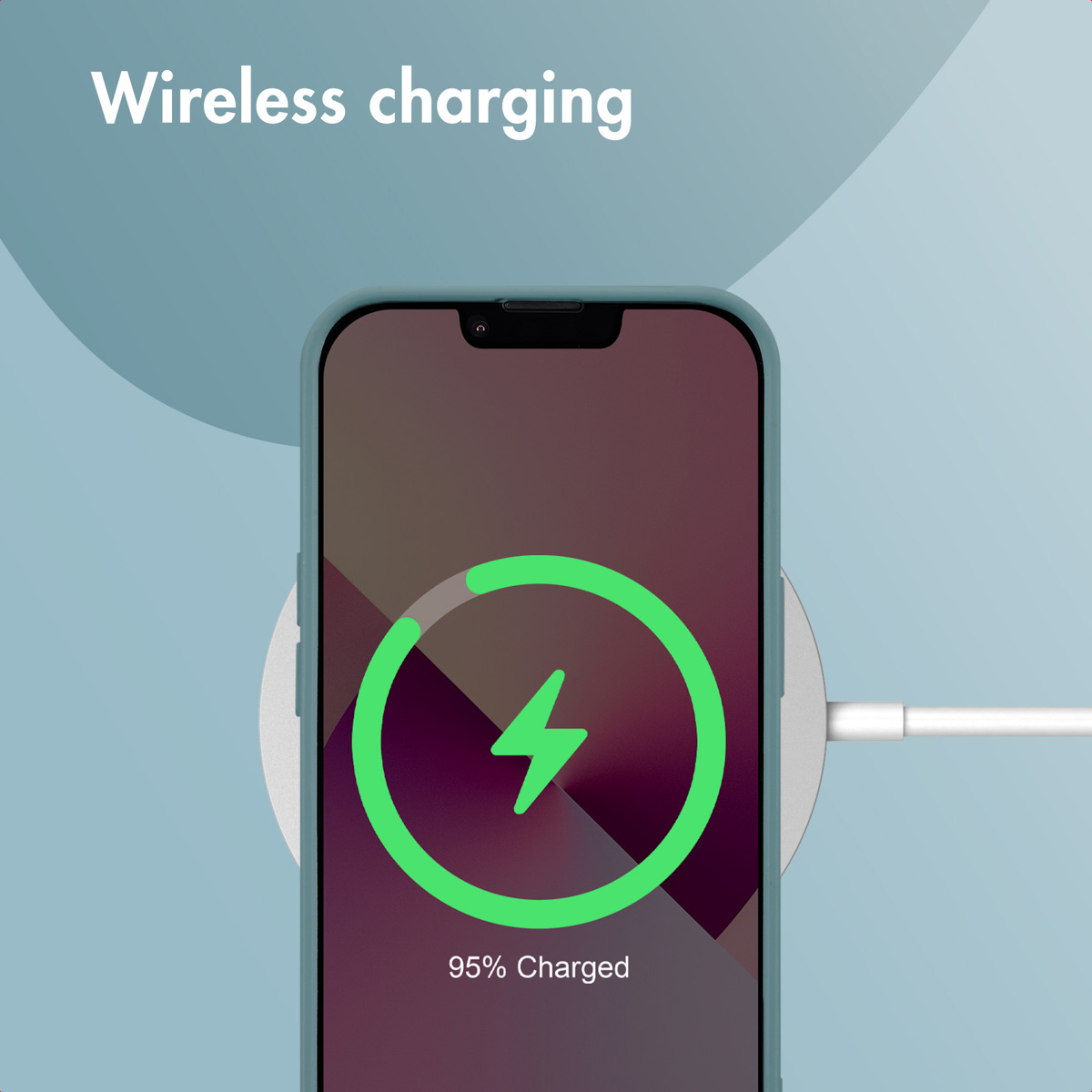 Smartfon ładuje się bezprzewodowo, pokazując 95% naładowania i ikonę błyskawicy.