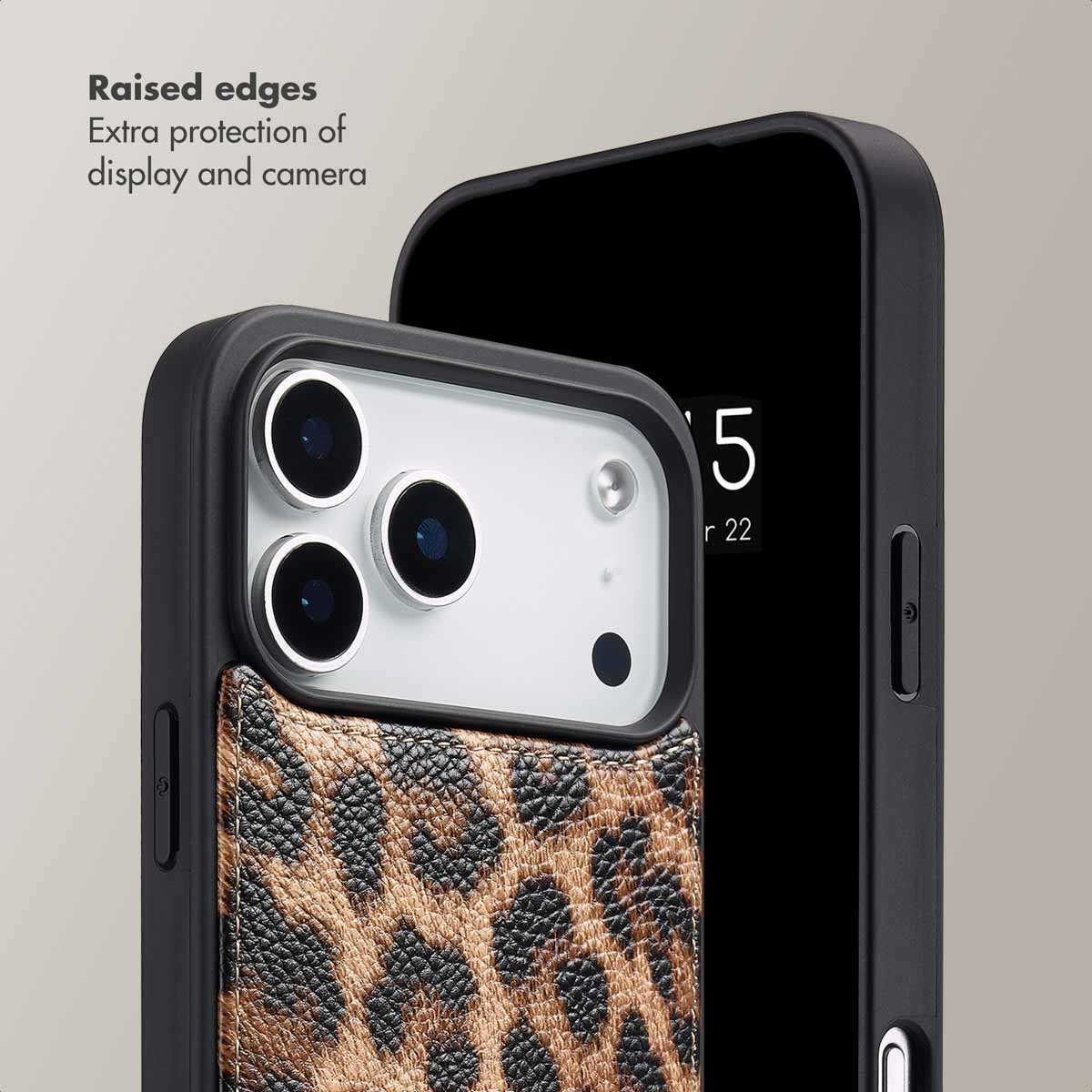 Smartphone in custodia leopardata con bordi rialzati per proteggere schermo e fotocamera.