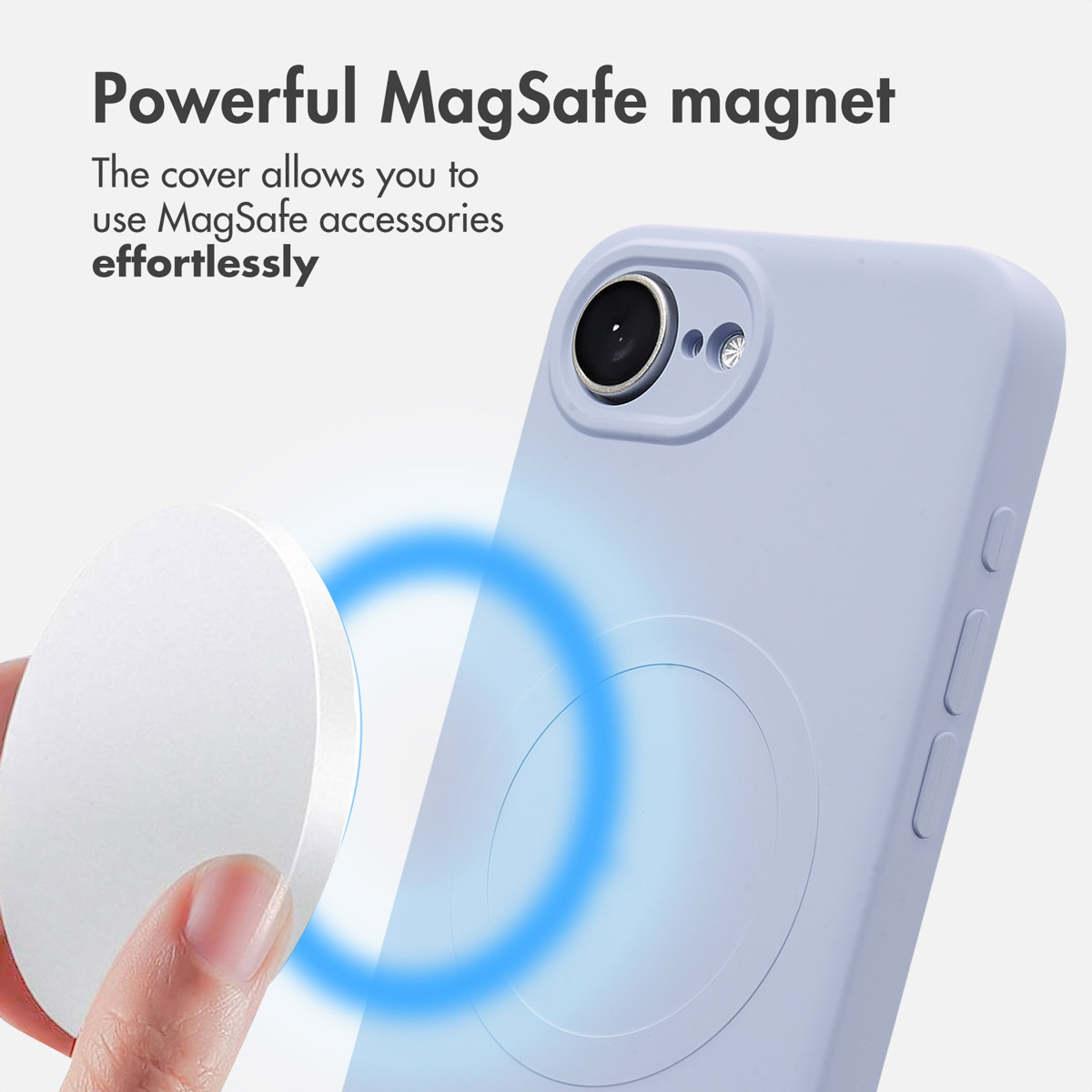 Una mano tiene un magnete MagSafe bianco vicino a una cover blu.